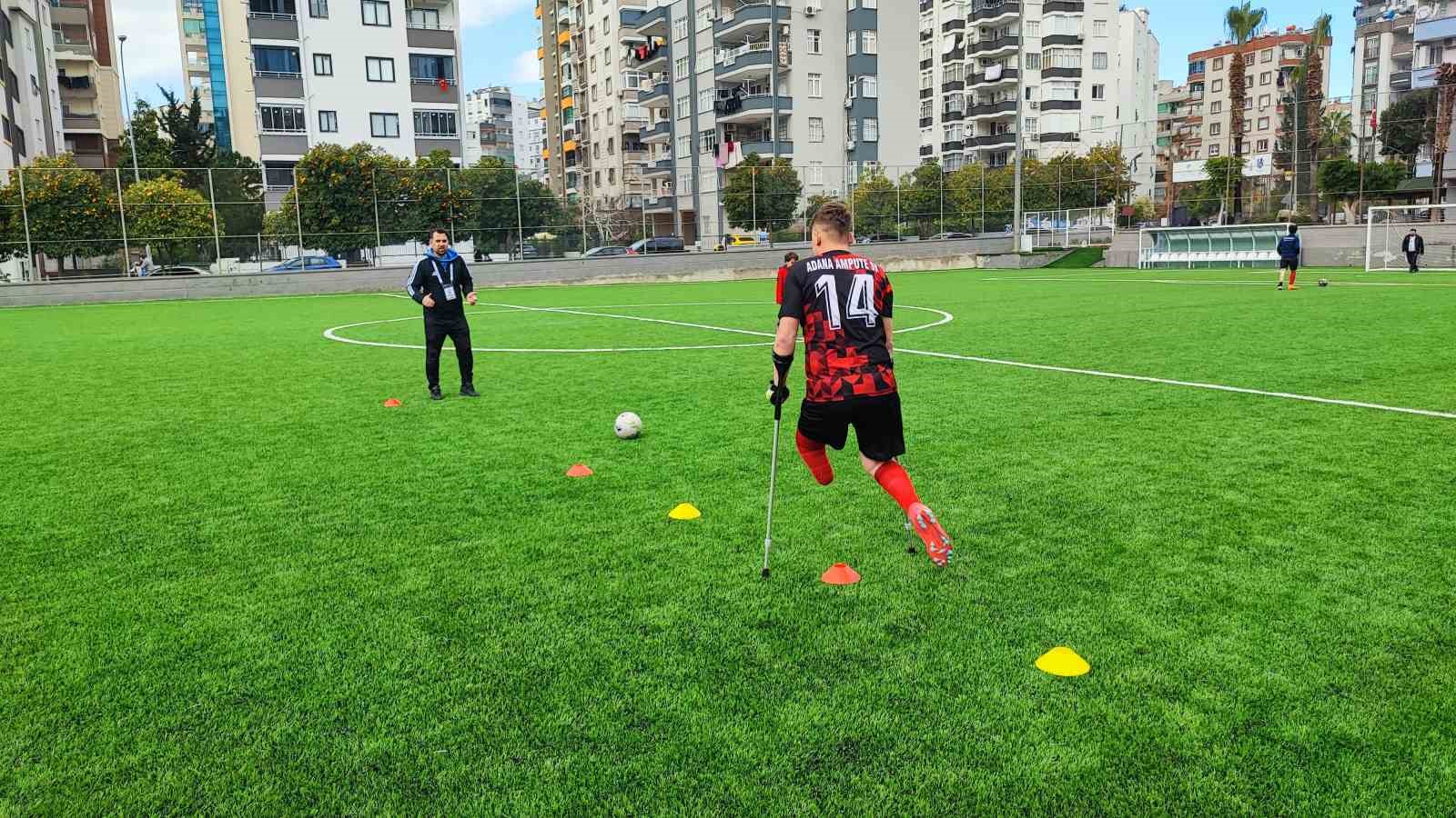 Deprem futbol aşkını bitiremedi
