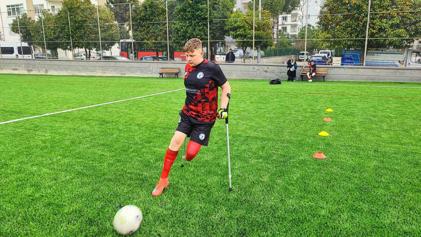 Deprem futbol aşkını bitiremedi
