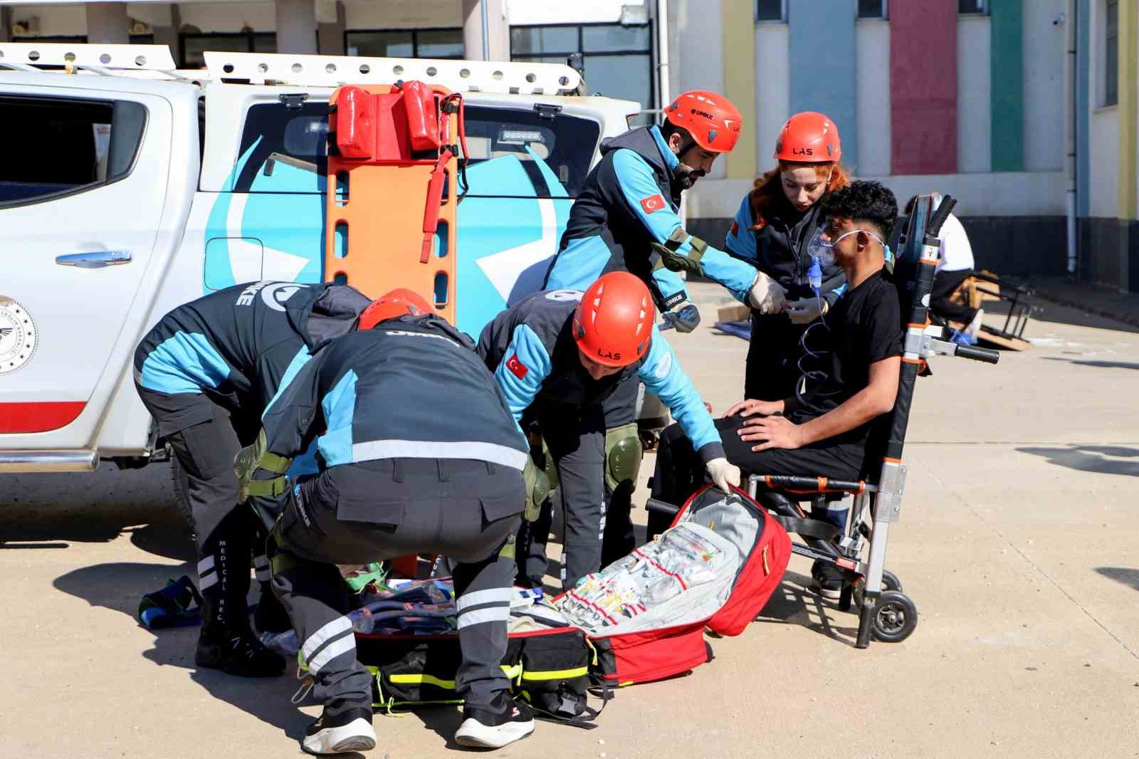 Deprem Haftası’nda öğrencilere afet tatbikatı

