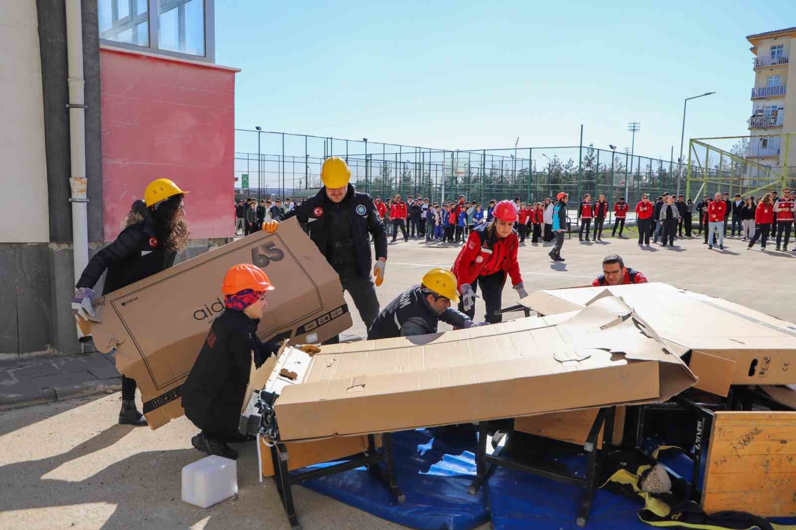 Deprem Haftası’nda öğrencilere afet tatbikatı
