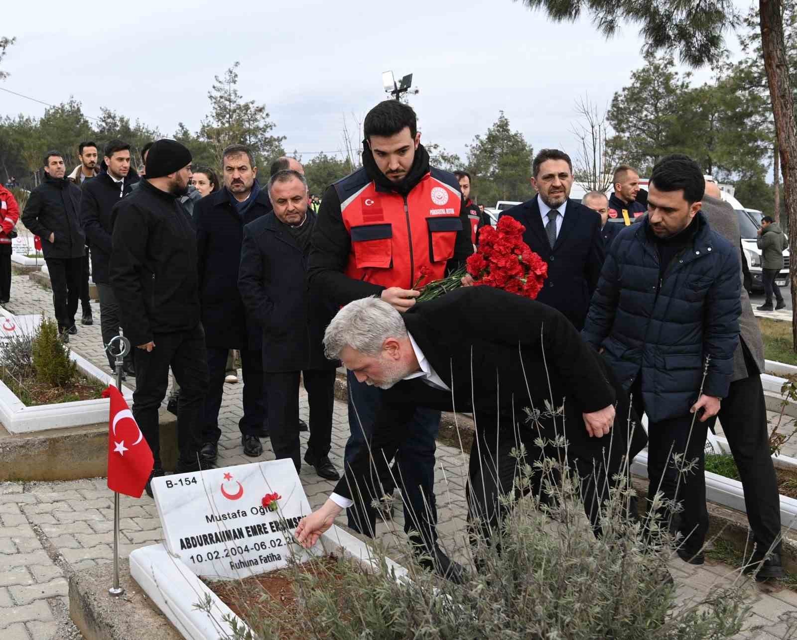 Deprem şehitleri kabri başında dualarla yad edildi

