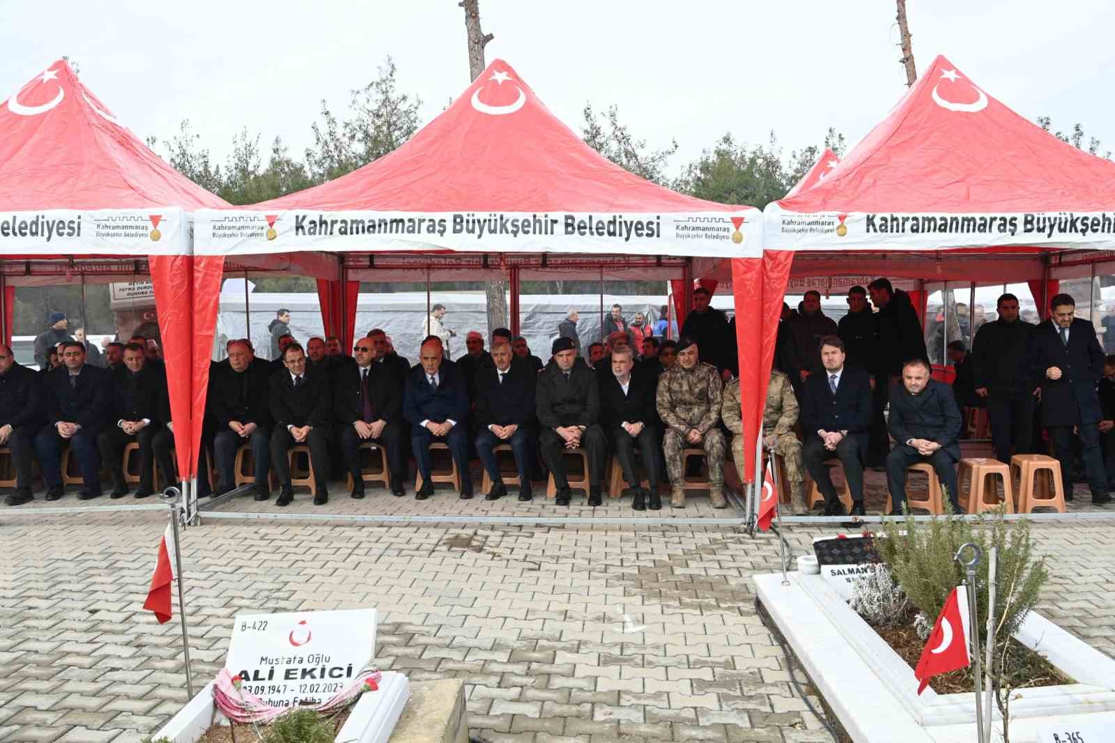 Deprem şehitleri kabri başında dualarla yad edildi
