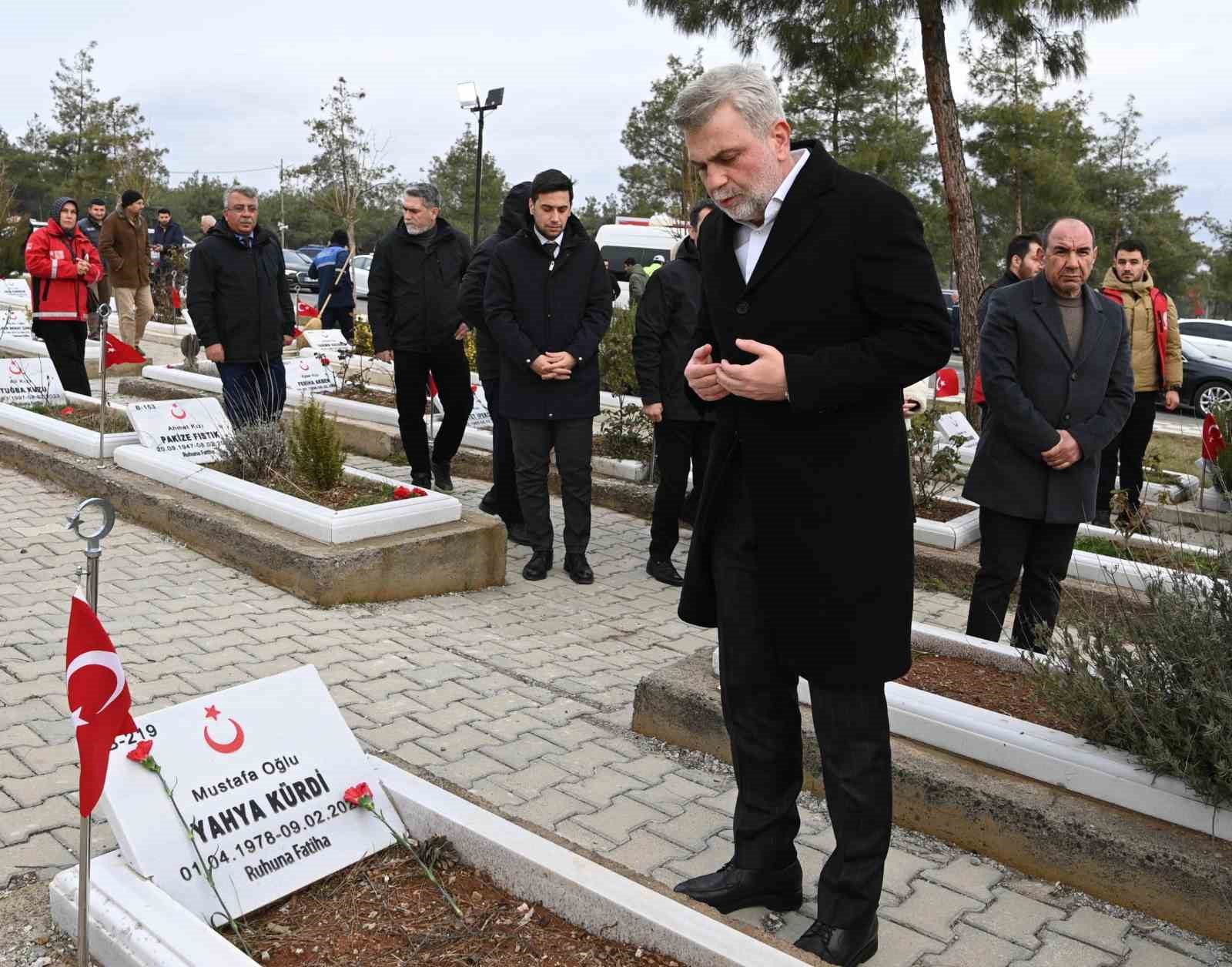 Deprem şehitleri kabri başında dualarla yad edildi
