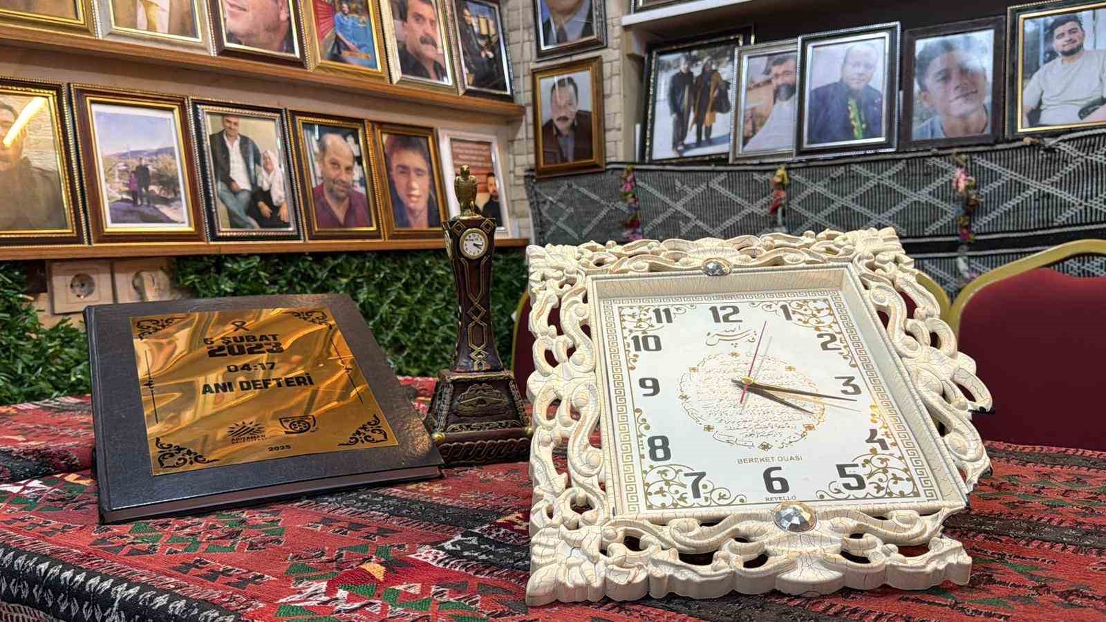 Deprem şehitlerinin fotoğrafları 3 yıldır çay ocağının duvarında asılı
