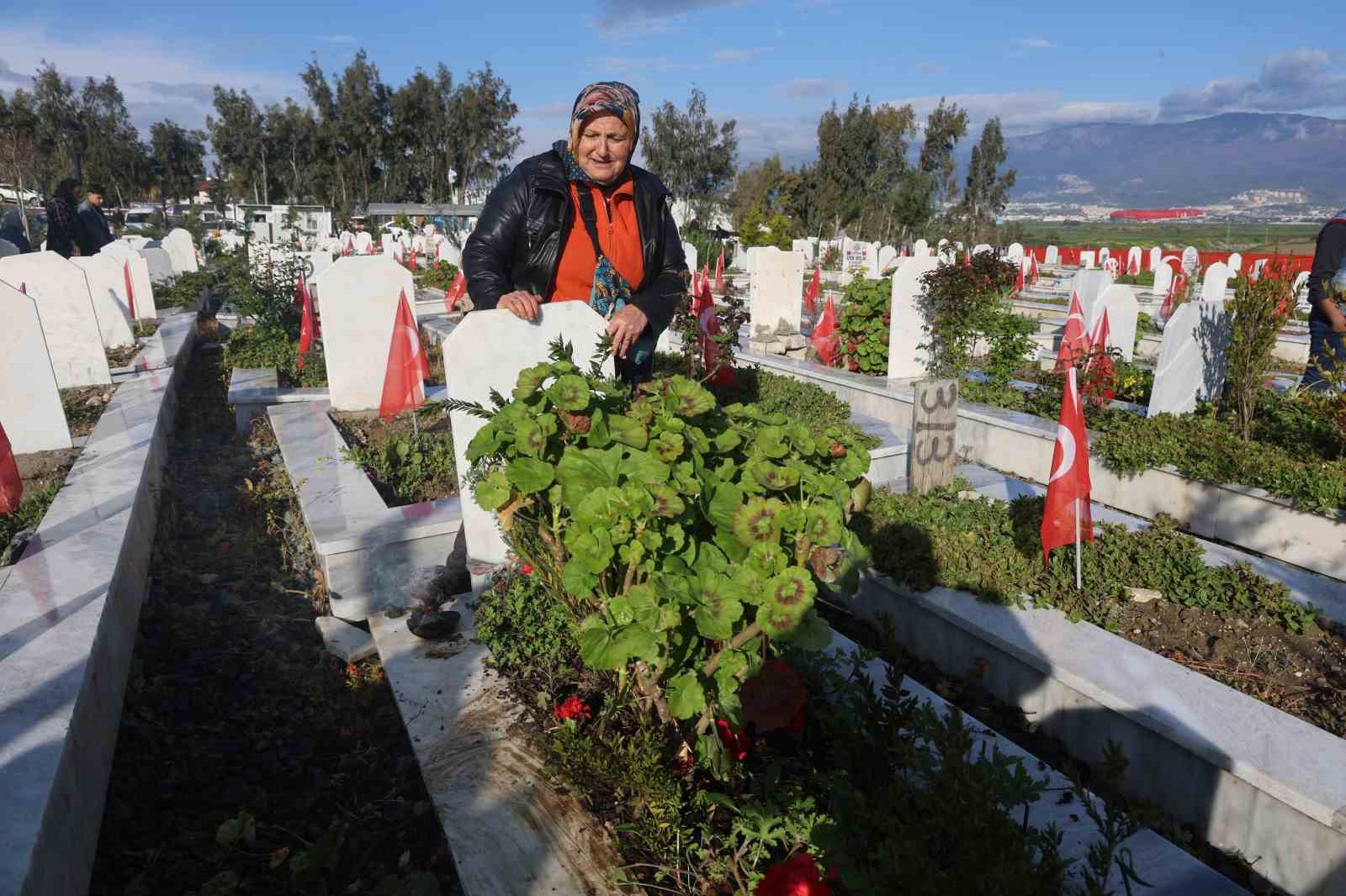 Deprem şehitliğinde hüzünlü bayram
