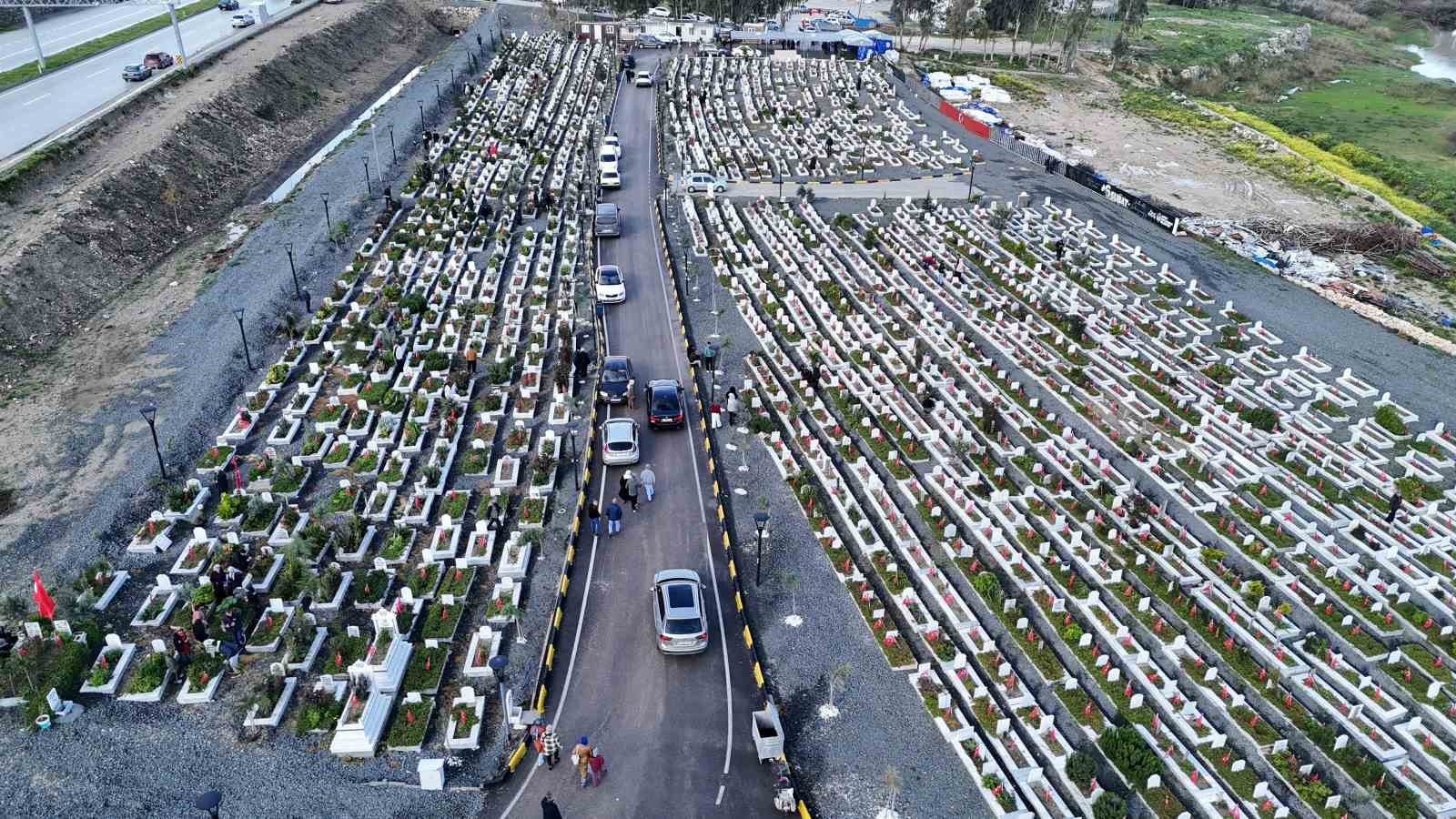 Deprem şehitliğinde hüzünlü bayram
