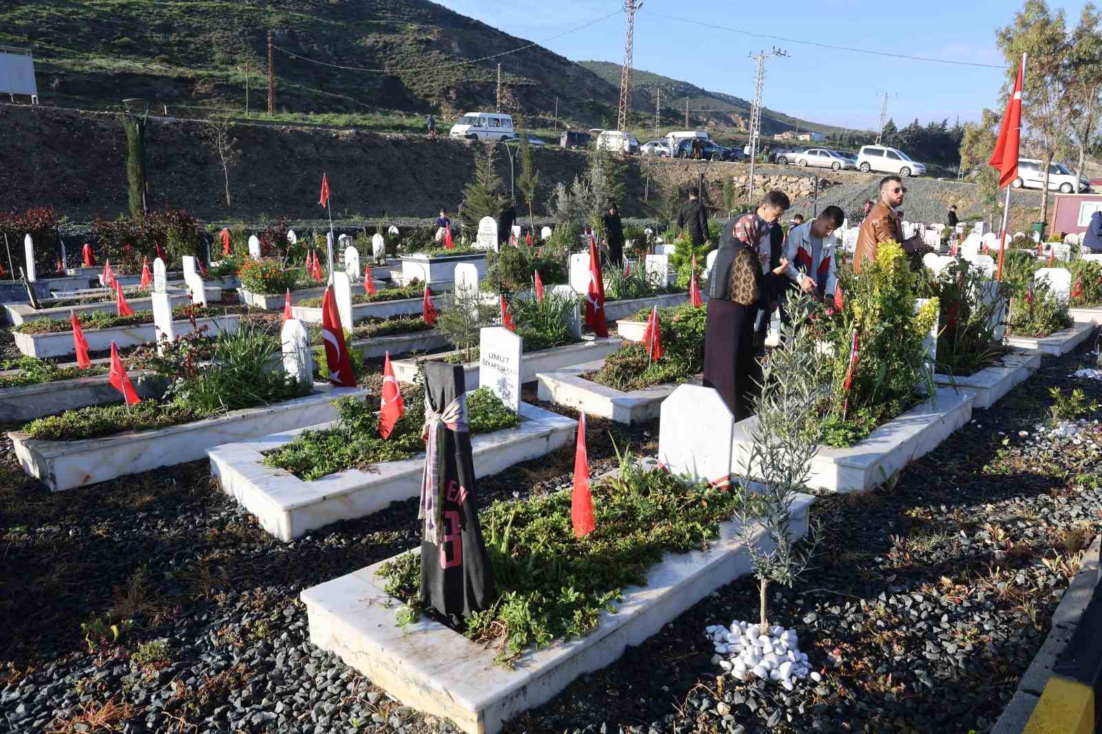 Deprem şehitliğinde hüzünlü bayram
