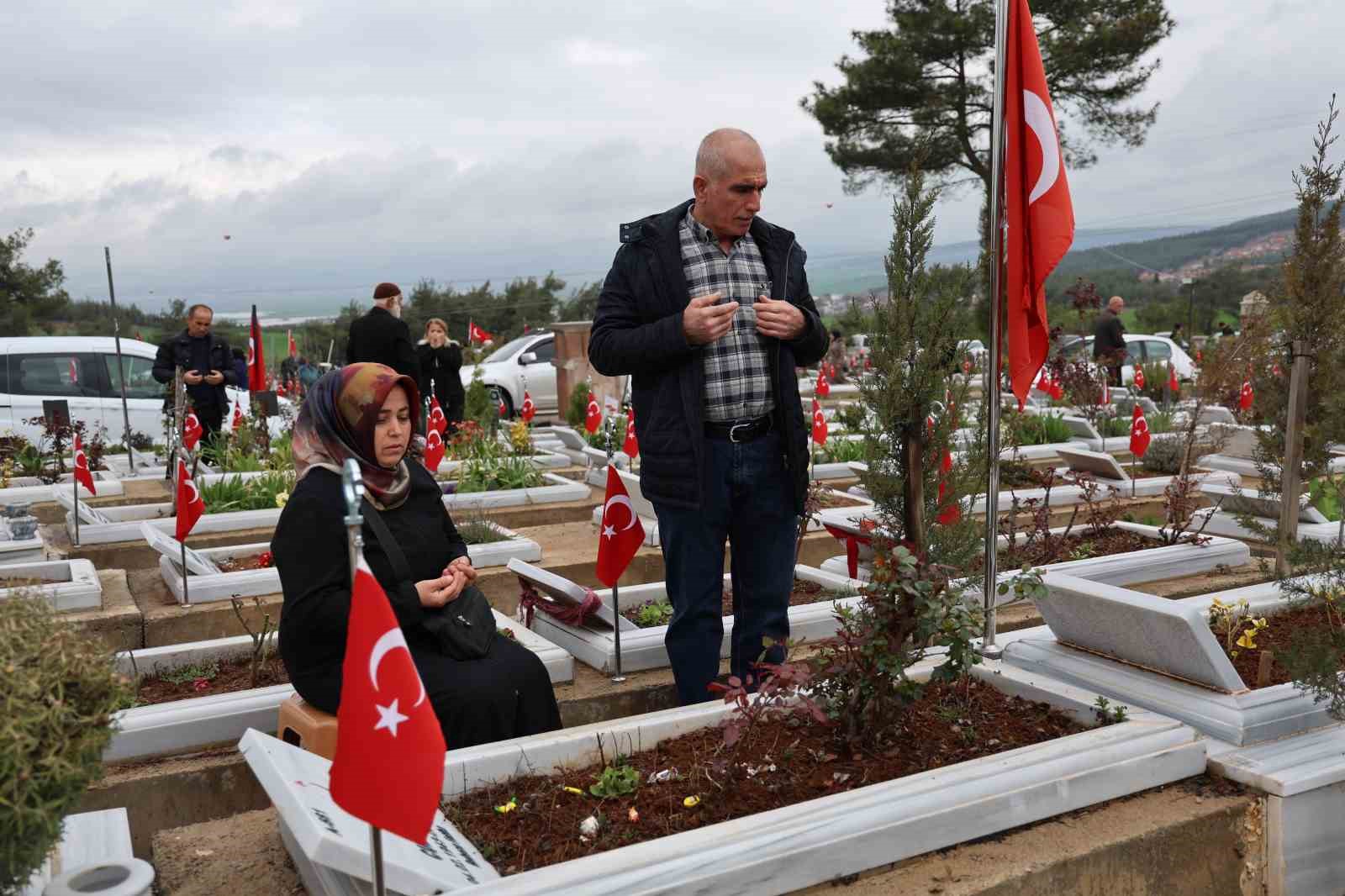 Deprem şehitliğinde hüzünlü bayram
