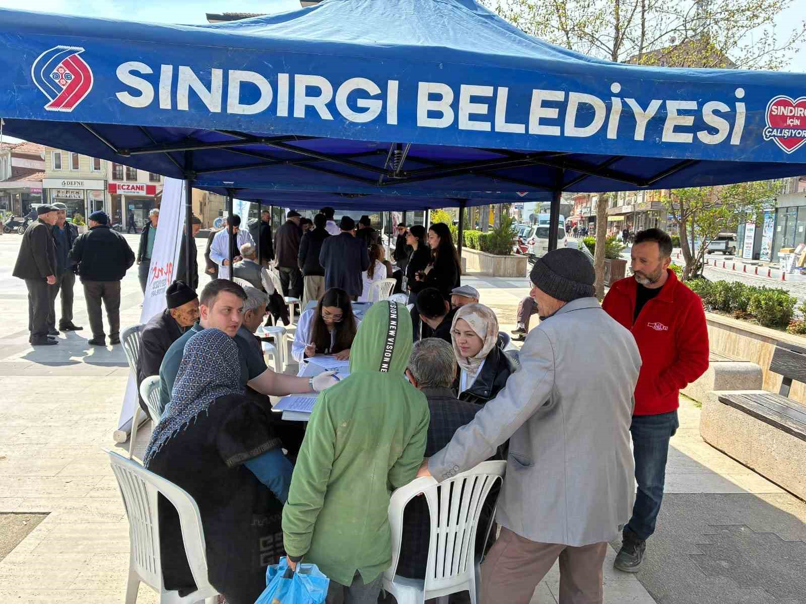 Deprem sonrası doktorlardan Sındırgı’ya özel ilgi
