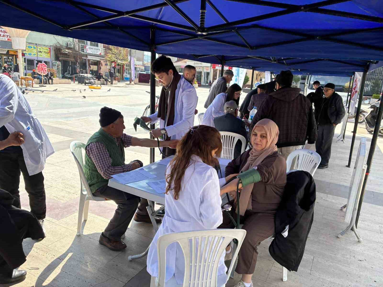 Deprem sonrası doktorlardan Sındırgı’ya özel ilgi
