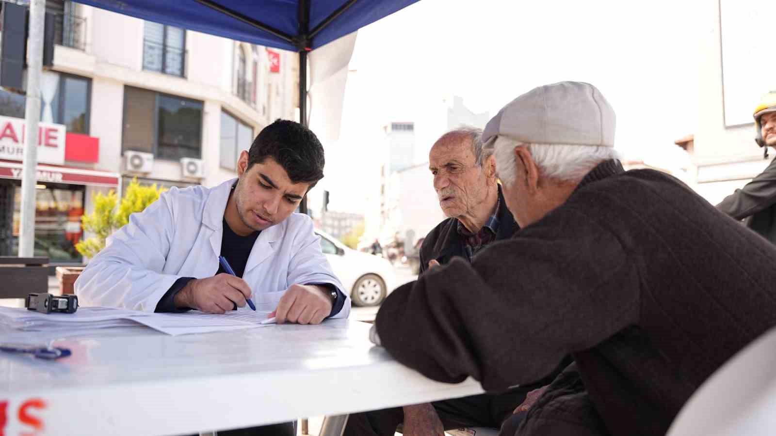 Deprem sonrası doktorlardan Sındırgı’ya özel ilgi

