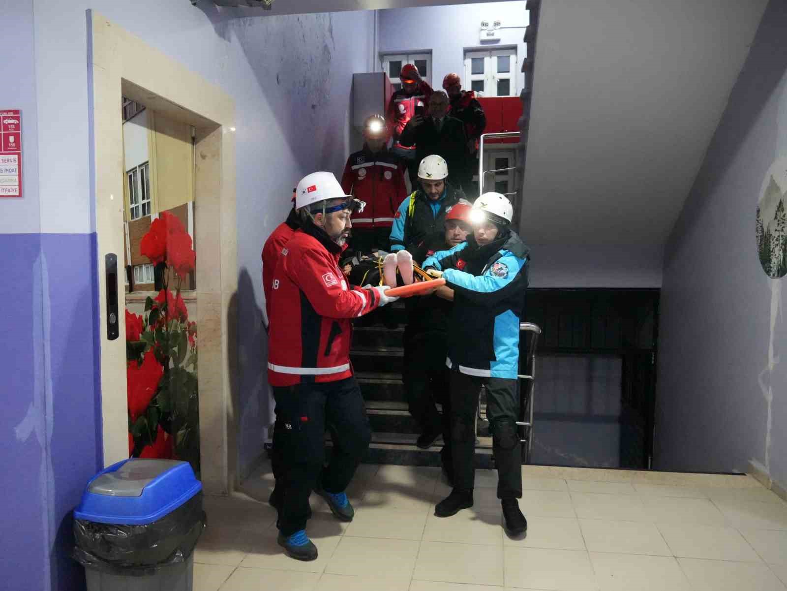 Deprem tatbikatı gerçeği aratmadı
