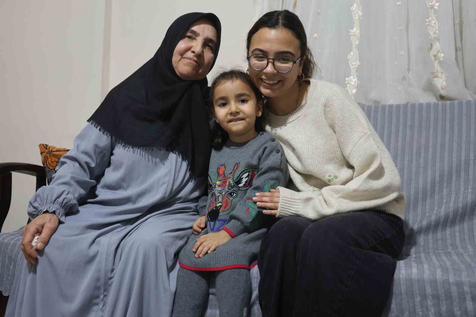 Depremde 3 evladını kaybeden acılı anne, çocuklarının kendine emaneti olan torunlarıyla hayata tutundu
