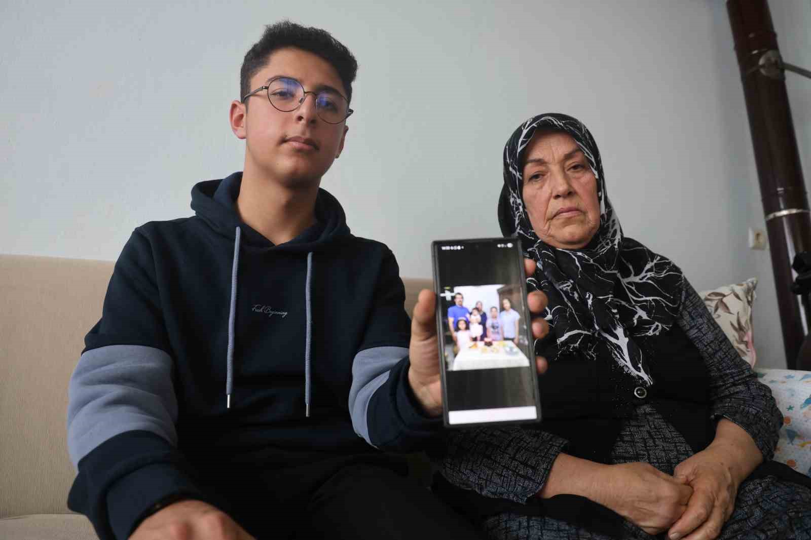 Depremde 3 kardeşini, annesini ve babasını kaybeden Furkan aile fotoğrafından geriye tek kaldı
