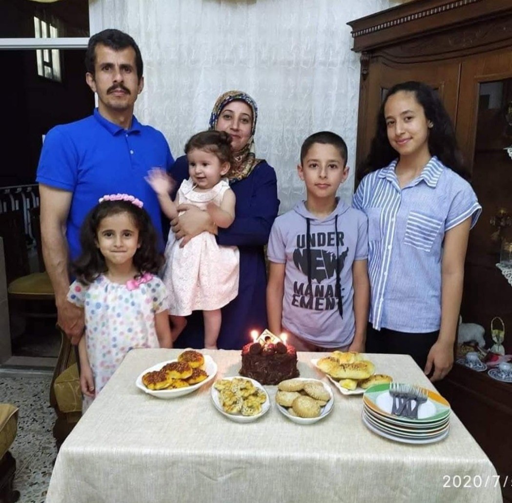 Depremde 3 kardeşini, annesini ve babasını kaybeden Furkan aile fotoğrafından geriye tek kaldı
