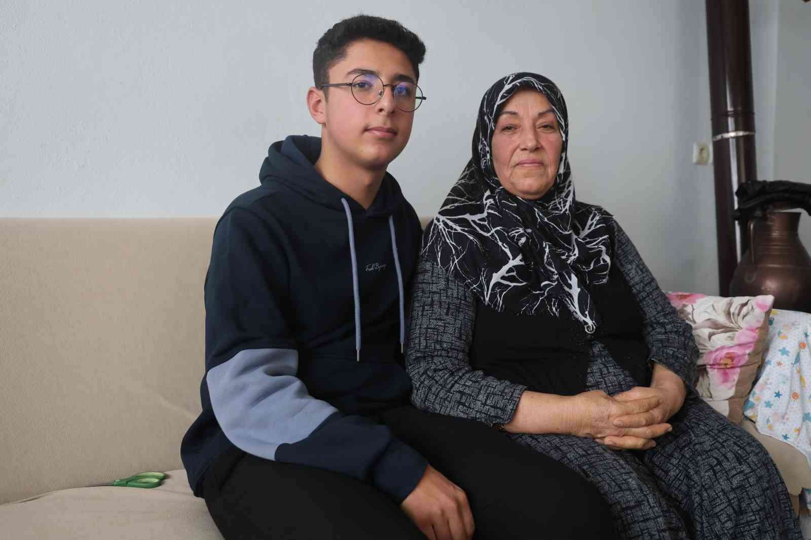 Depremde 3 kardeşini, annesini ve babasını kaybeden Furkan aile fotoğrafından geriye tek kaldı
