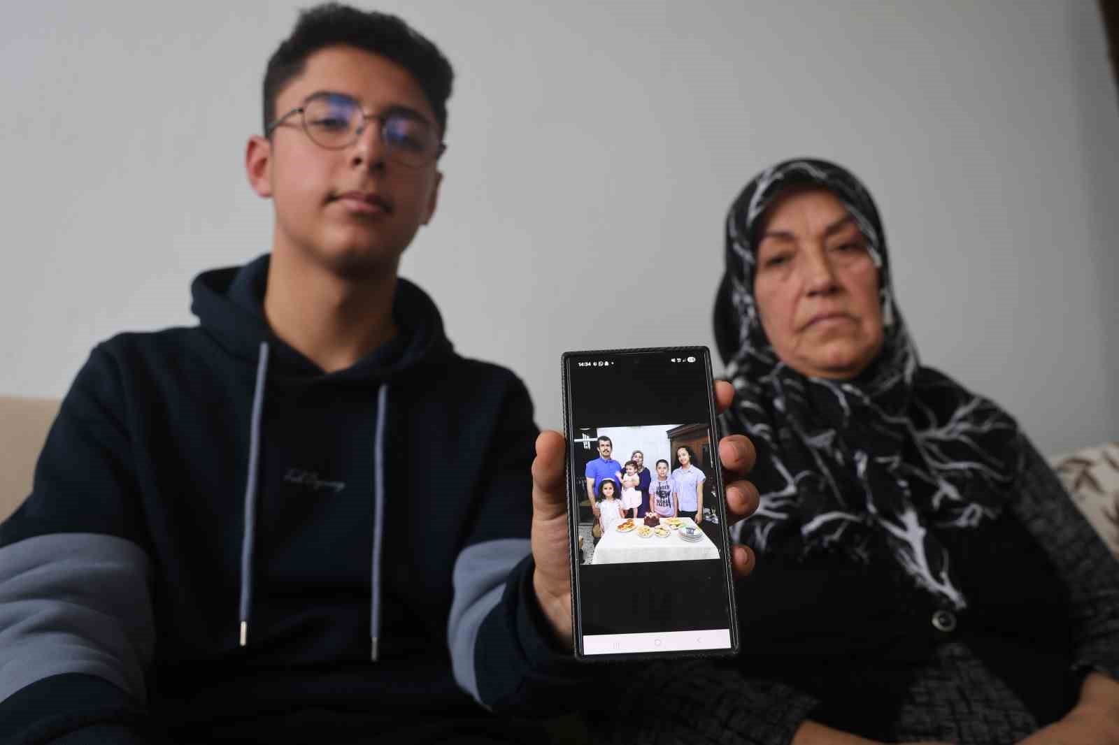Depremde 3 kardeşini, annesini ve babasını kaybeden Furkan aile fotoğrafından geriye tek kaldı
