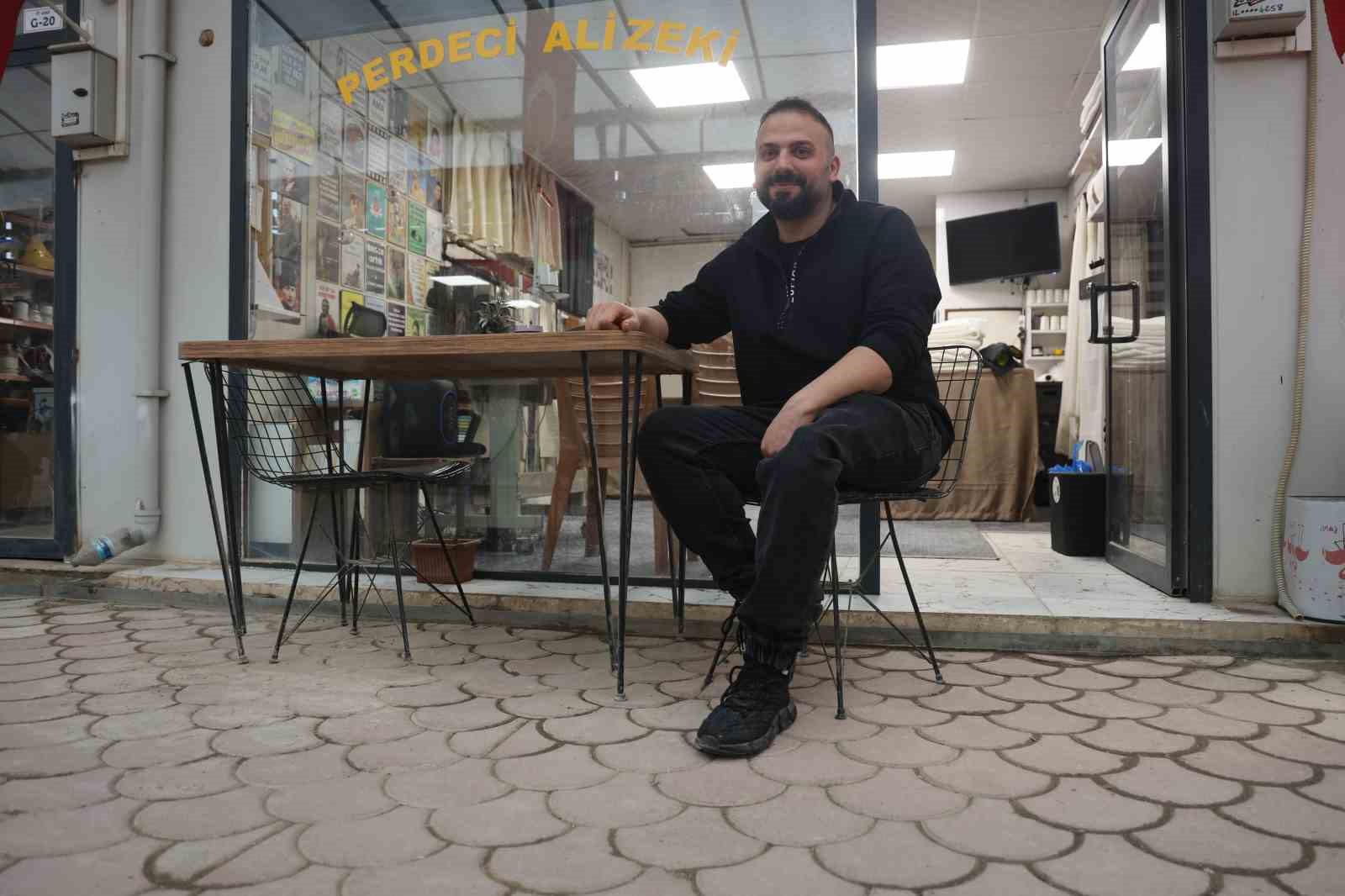 Depremde 55 saat enkaz altında kalıp bir bacağını kaybeden perdeci Ali, protez bacağıyla kendi ayakları üzerinde durmayı başardı
