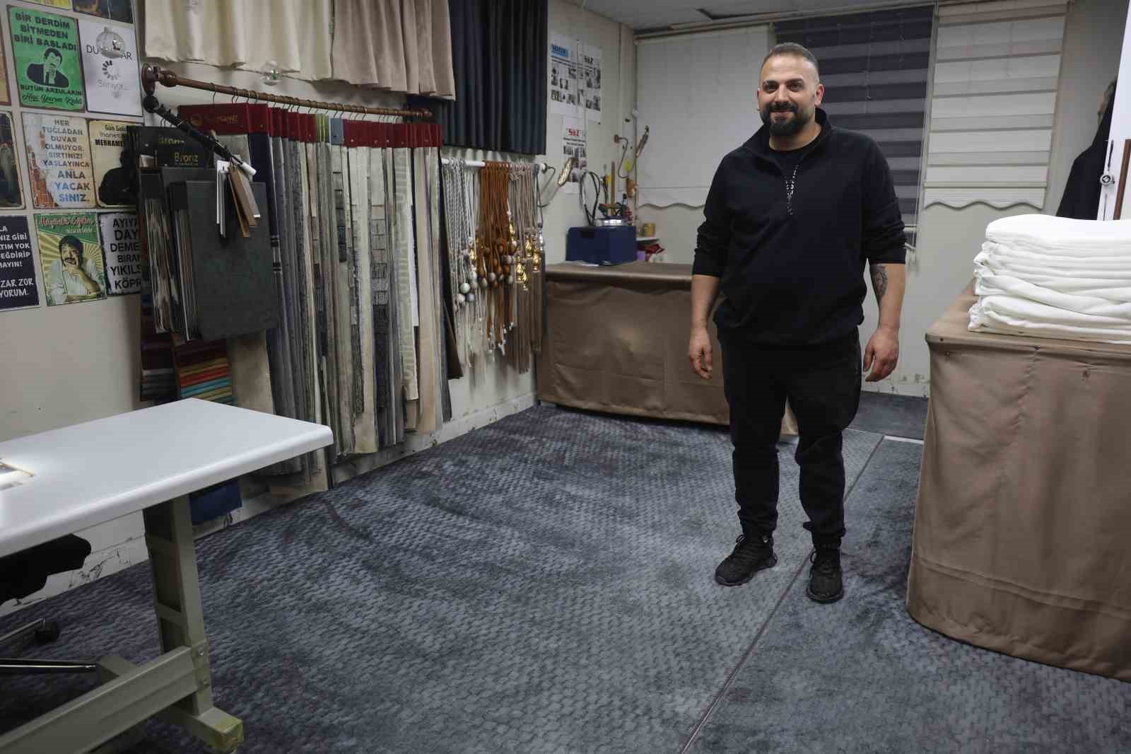 Depremde 55 saat enkaz altında kalıp bir bacağını kaybeden perdeci Ali, protez bacağıyla kendi ayakları üzerinde durmayı başardı
