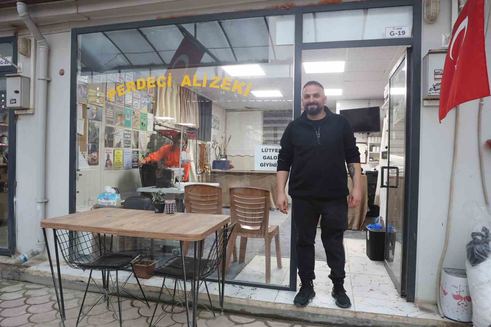 Depremde 55 saat enkaz altında kalıp bir bacağını kaybeden perdeci Ali, protez bacağıyla kendi ayakları üzerinde durmayı başardı
