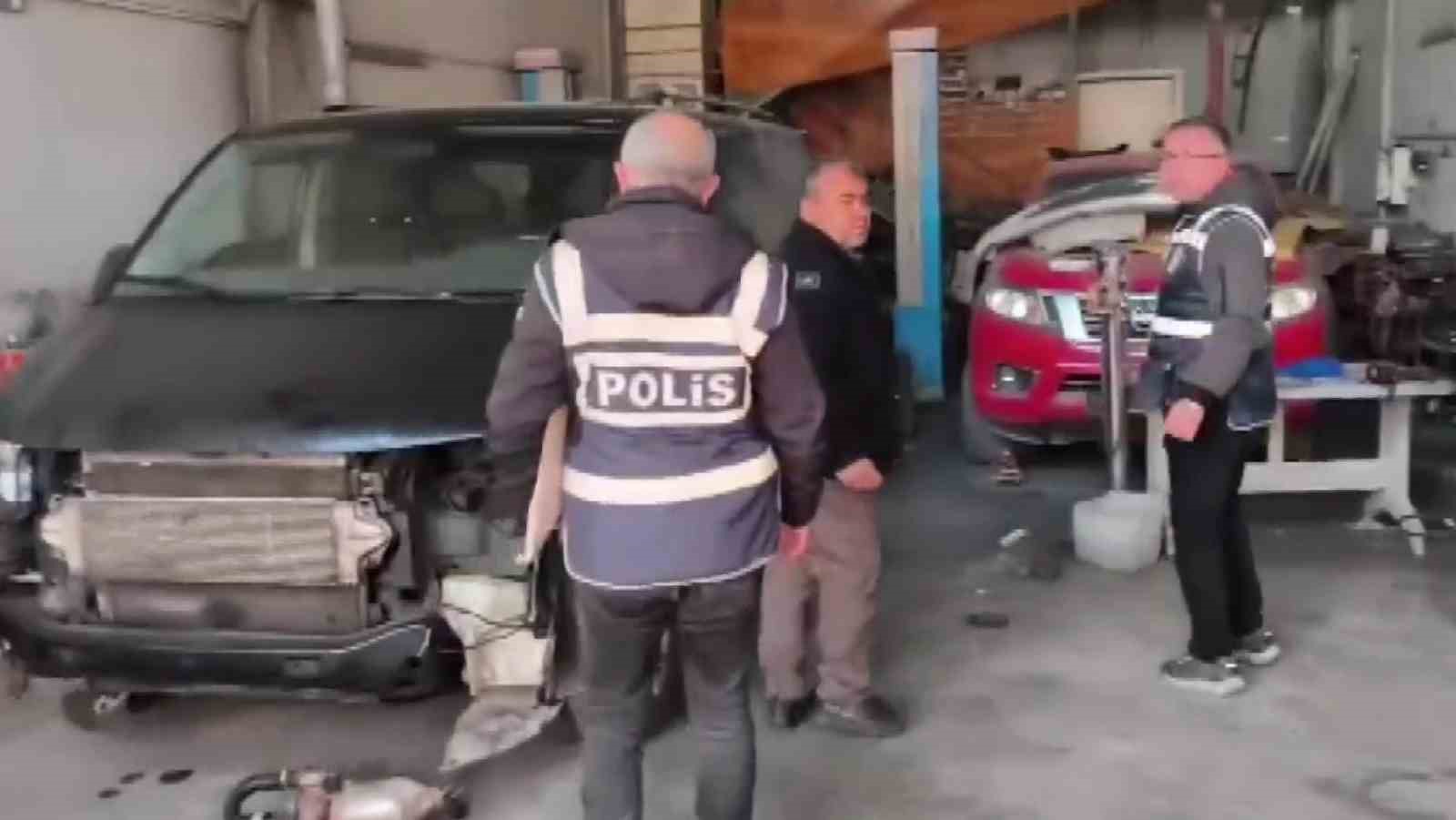 Depremde ağır hasar gören araçları ’change’ yapan çeteye operasyon: 22 tutuklama
Depremde ağır hasar gören araçları ’change’ yapan çeteye operasyon: 22 tutuklama