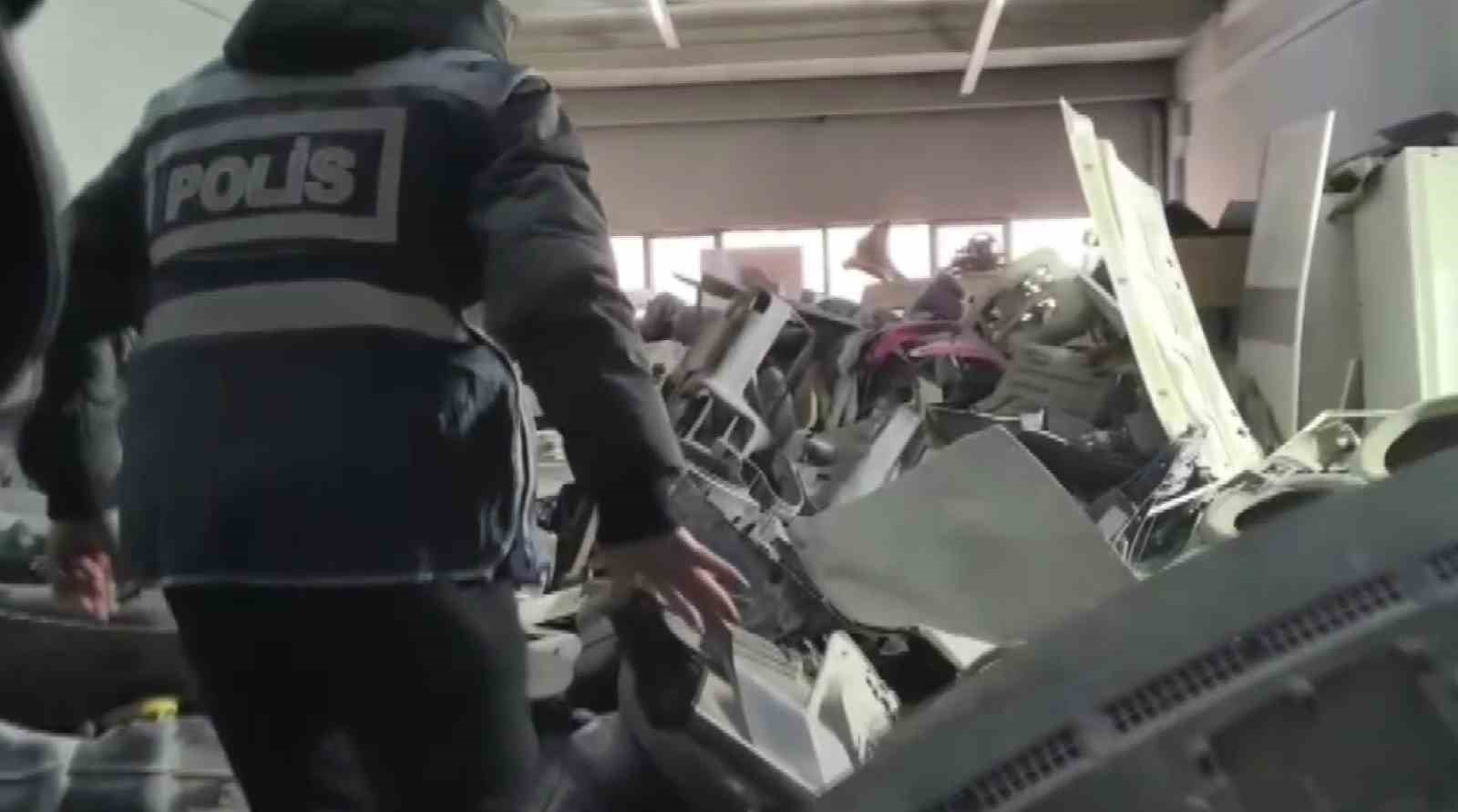 Depremde ağır hasar gören araçları ’change’ yapan çeteye operasyon: 22 tutuklama
Depremde ağır hasar gören araçları ’change’ yapan çeteye operasyon: 22 tutuklama