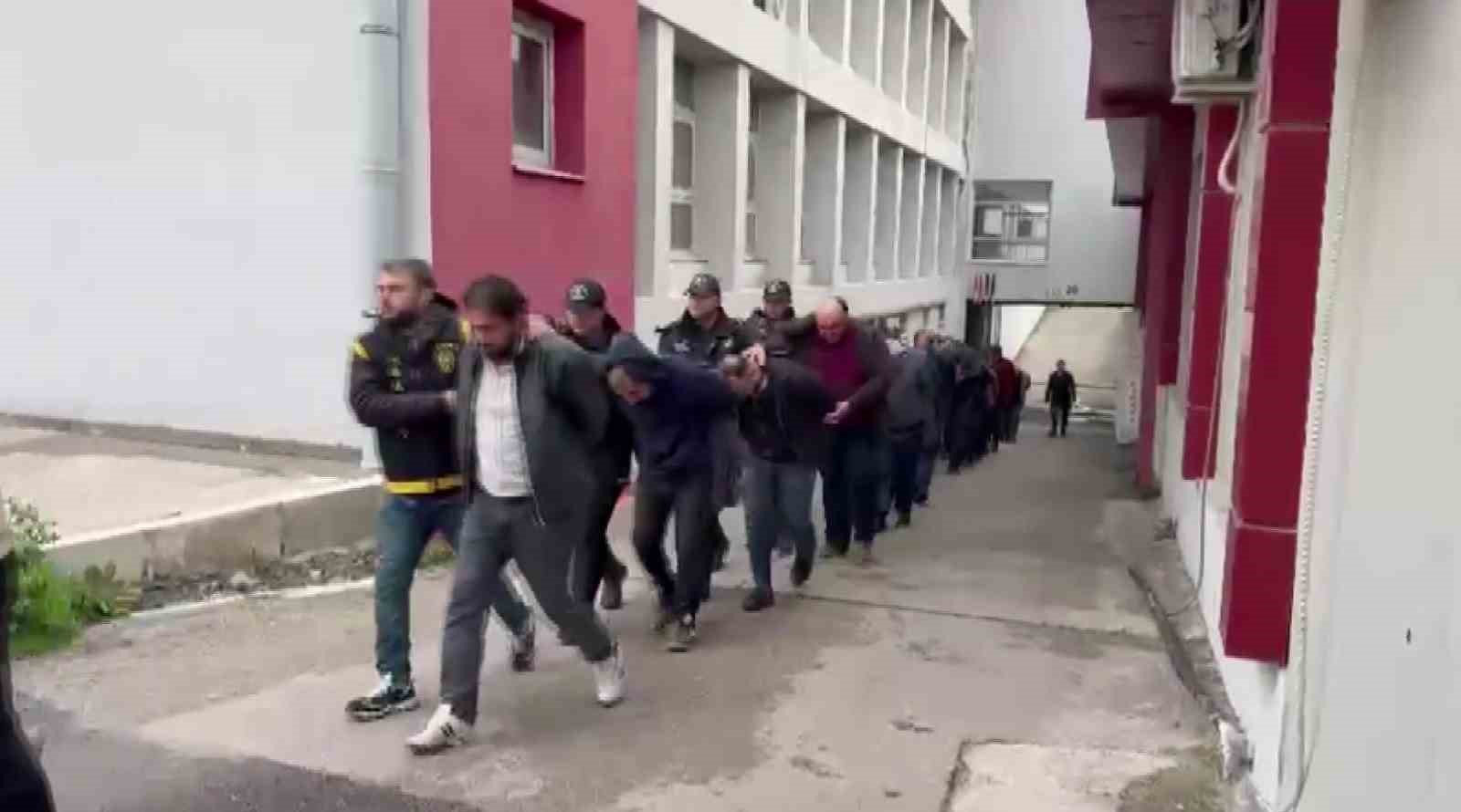 Depremde ağır hasar gören araçları ’change’ yapan çeteye operasyon: 22 tutuklama
Depremde ağır hasar gören araçları ’change’ yapan çeteye operasyon: 22 tutuklama