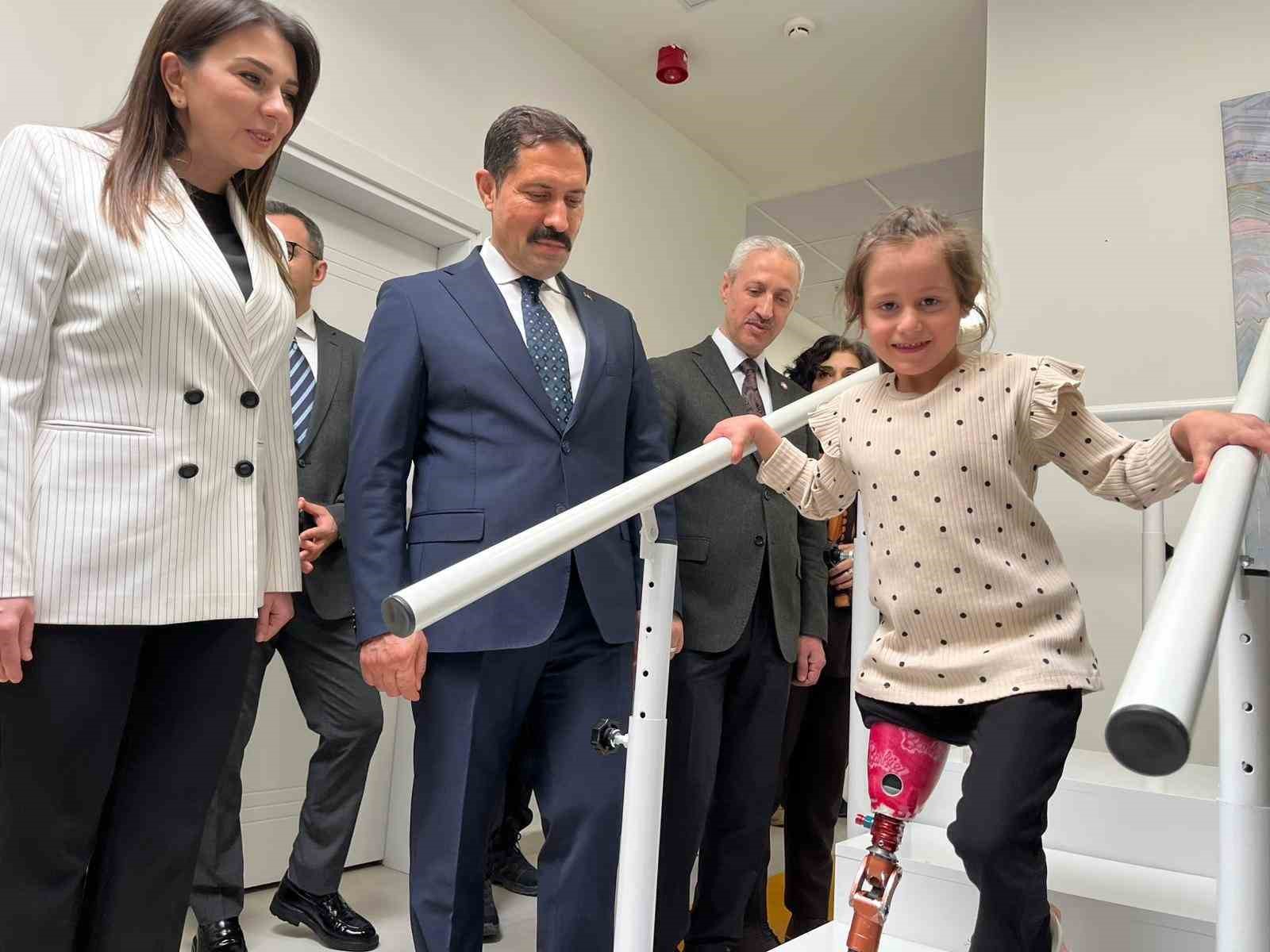 Depremde ailesini kaybeden Zeynep, Barbie’li protez bacağıyla yeni hayatına ilk adımlarını alkışlar eşliğinde attı
