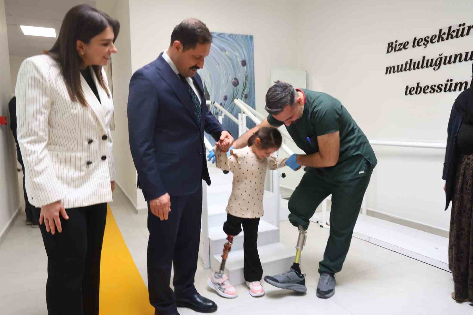 Depremde ailesini kaybeden Zeynep, Barbie’li protez bacağıyla yeni hayatına ilk adımlarını alkışlar eşliğinde attı
