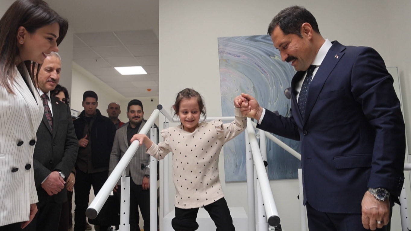 Depremde ailesini kaybeden Zeynep, Barbie’li protez bacağıyla yeni hayatına ilk adımlarını alkışlar eşliğinde attı
