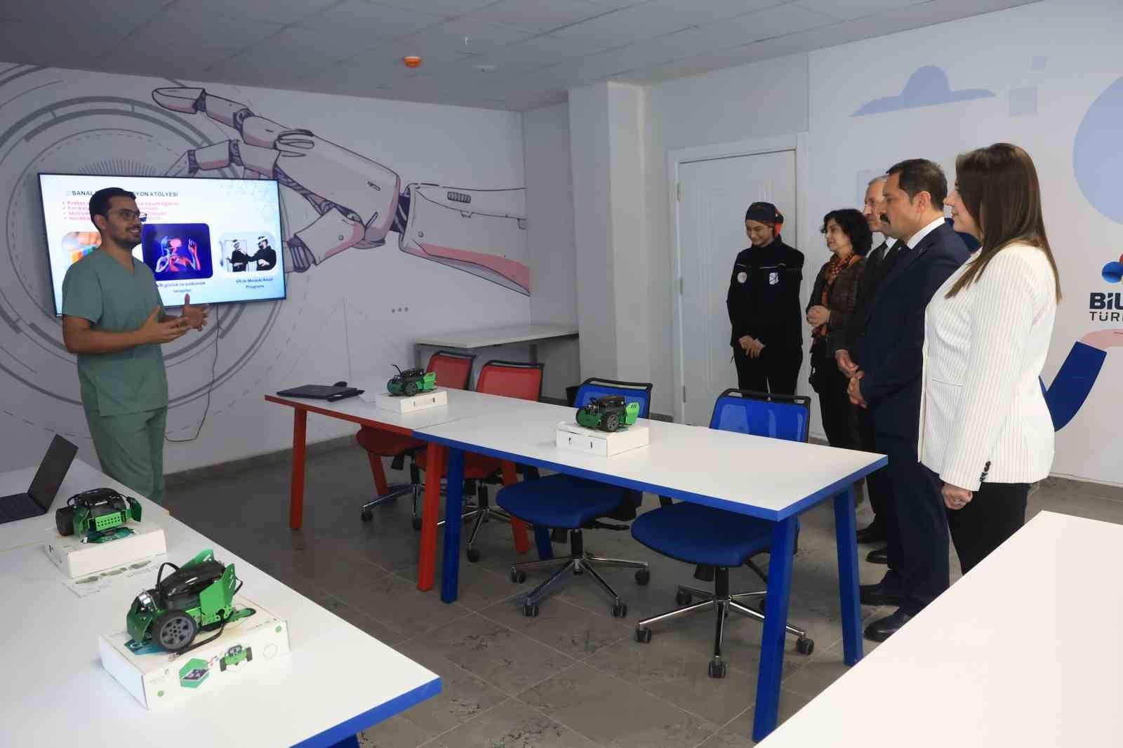 Depremde ailesini kaybeden Zeynep, Barbie’li protez bacağıyla yeni hayatına ilk adımlarını alkışlar eşliğinde attı
