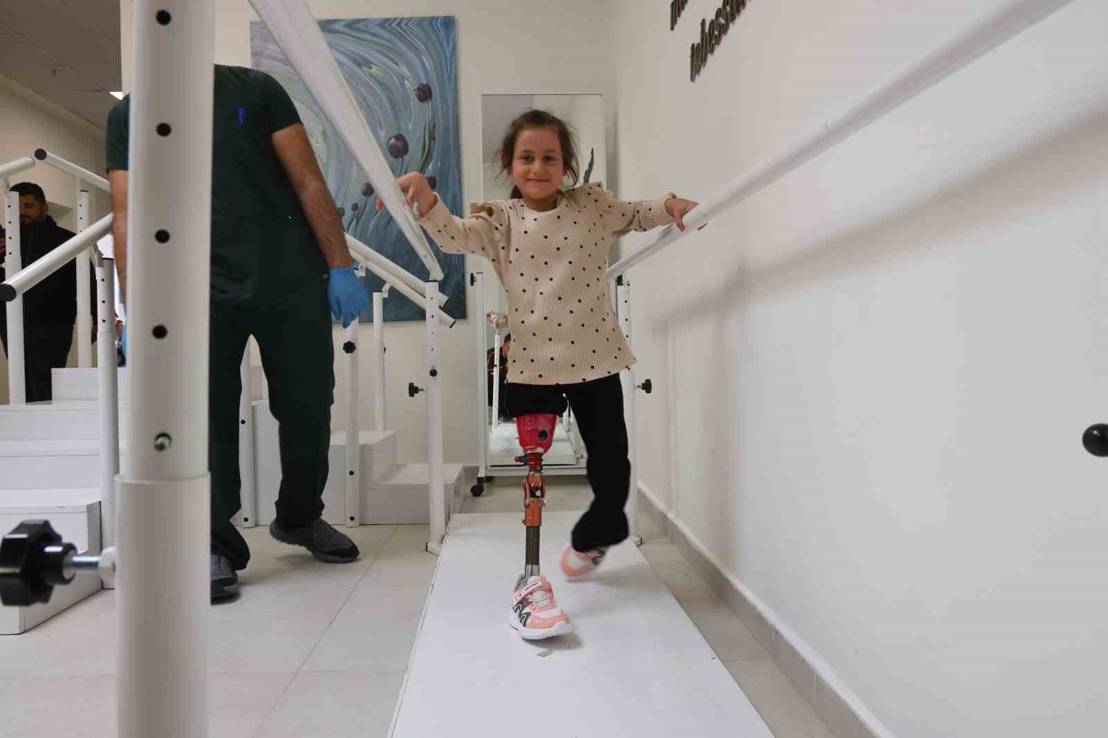 Depremde ailesini kaybeden Zeynep, Barbie’li protez bacağıyla yeni hayatına ilk adımlarını alkışlar eşliğinde attı
