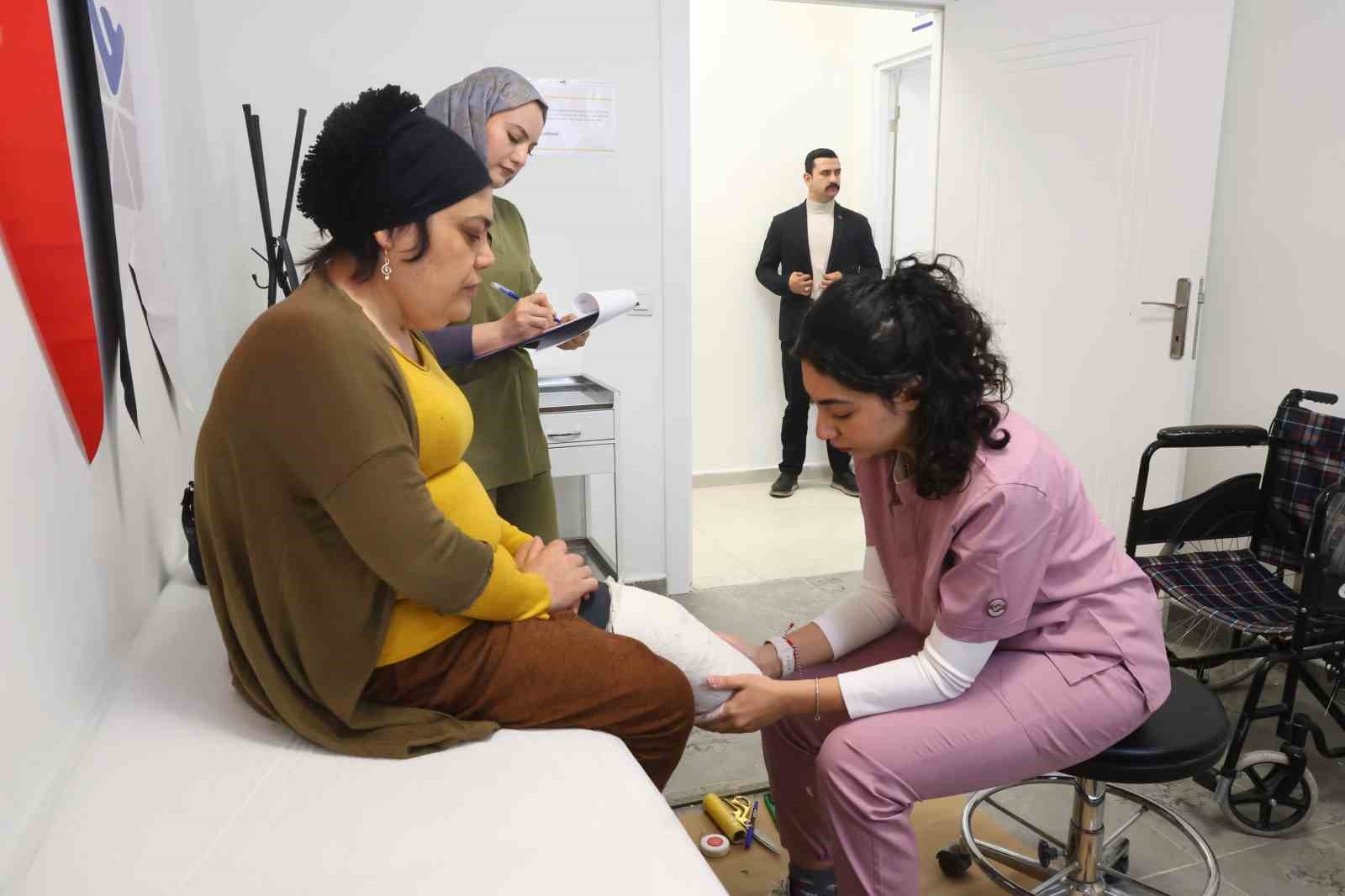 Depremde ailesini kaybeden Zeynep, Barbie’li protez bacağıyla yeni hayatına ilk adımlarını alkışlar eşliğinde attı
