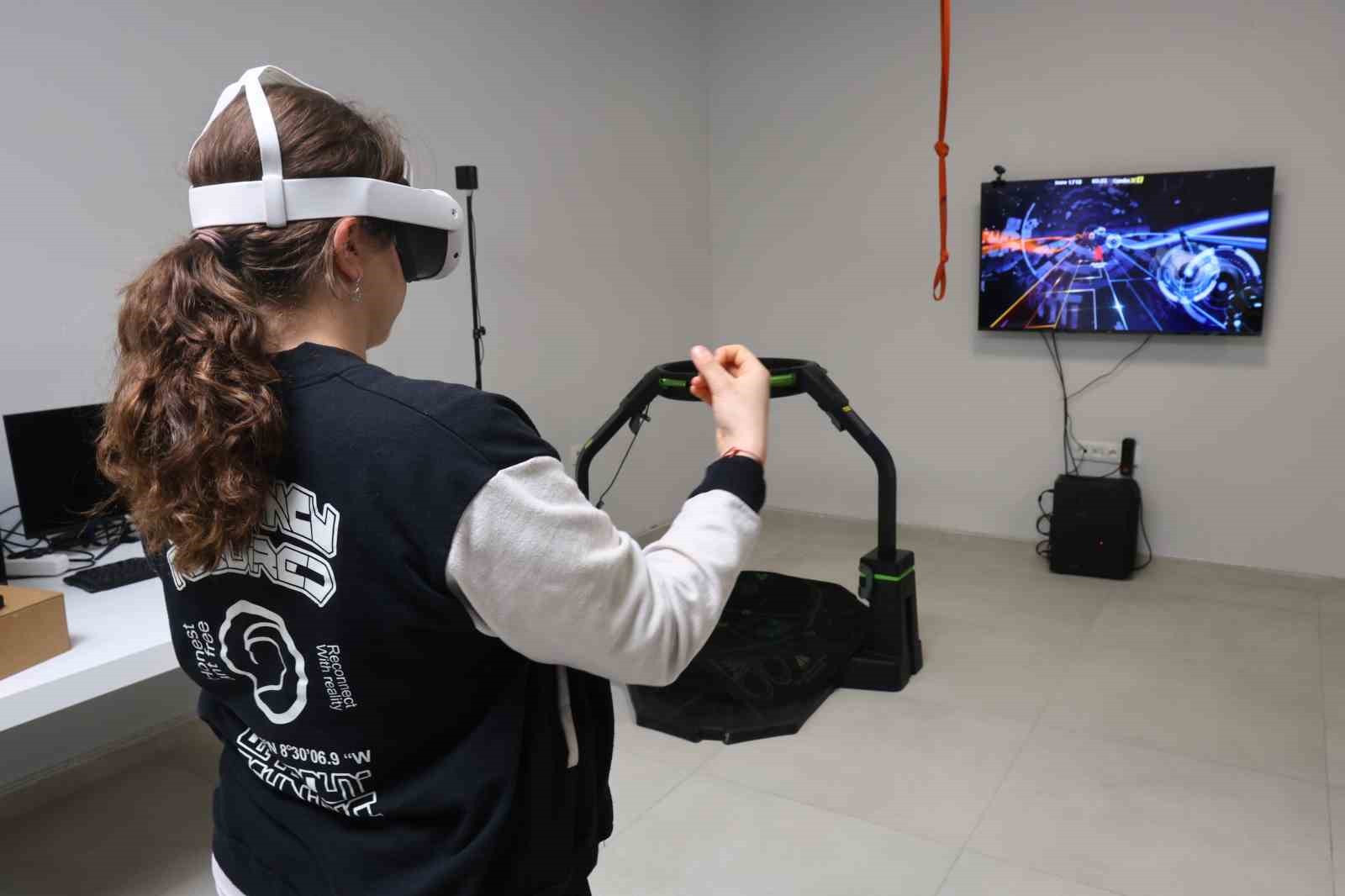 Depremde ailesini kaybeden Zeynep, Barbie’li protez bacağıyla yeni hayatına ilk adımlarını alkışlar eşliğinde attı
