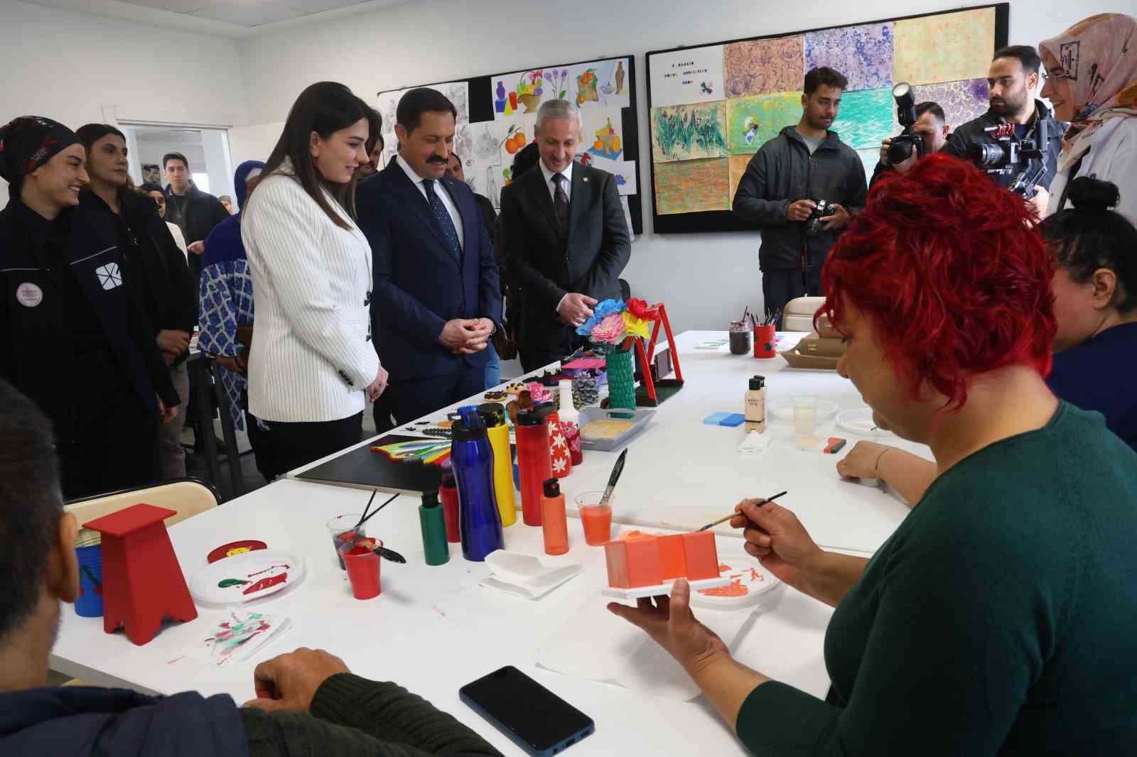 Depremde ailesini kaybeden Zeynep, Barbie’li protez bacağıyla yeni hayatına ilk adımlarını alkışlar eşliğinde attı
