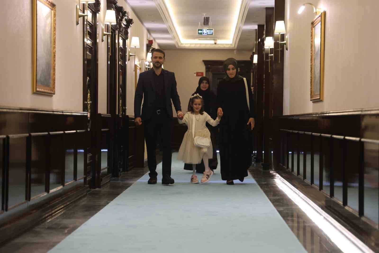 Depremde ailesini ve bacağını kaybeden küçük kızın çizdiği resimdeki protez bacak detayı duygulandırdı
