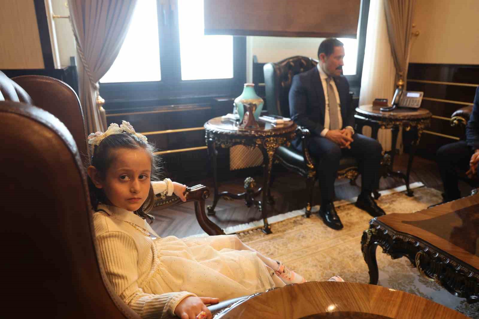 Depremde ailesini ve bacağını kaybeden küçük kızın çizdiği resimdeki protez bacak detayı duygulandırdı
