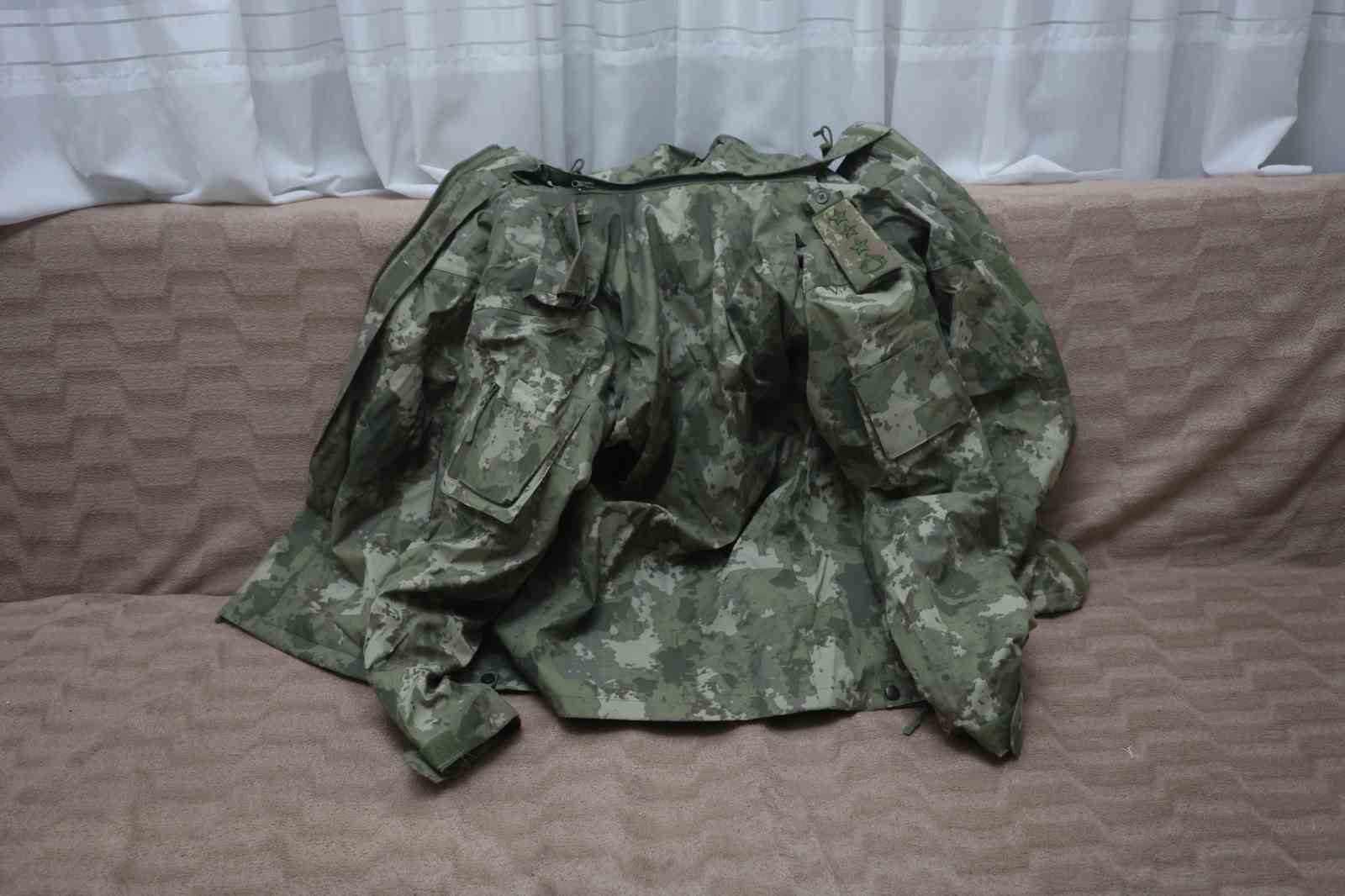 Depremde annesini ve ağabeyini enkazdan kurtaran askerin üşümesin diye kendisine verdiği montu geri verebilmek için 3 yıldır özenle saklıyor
