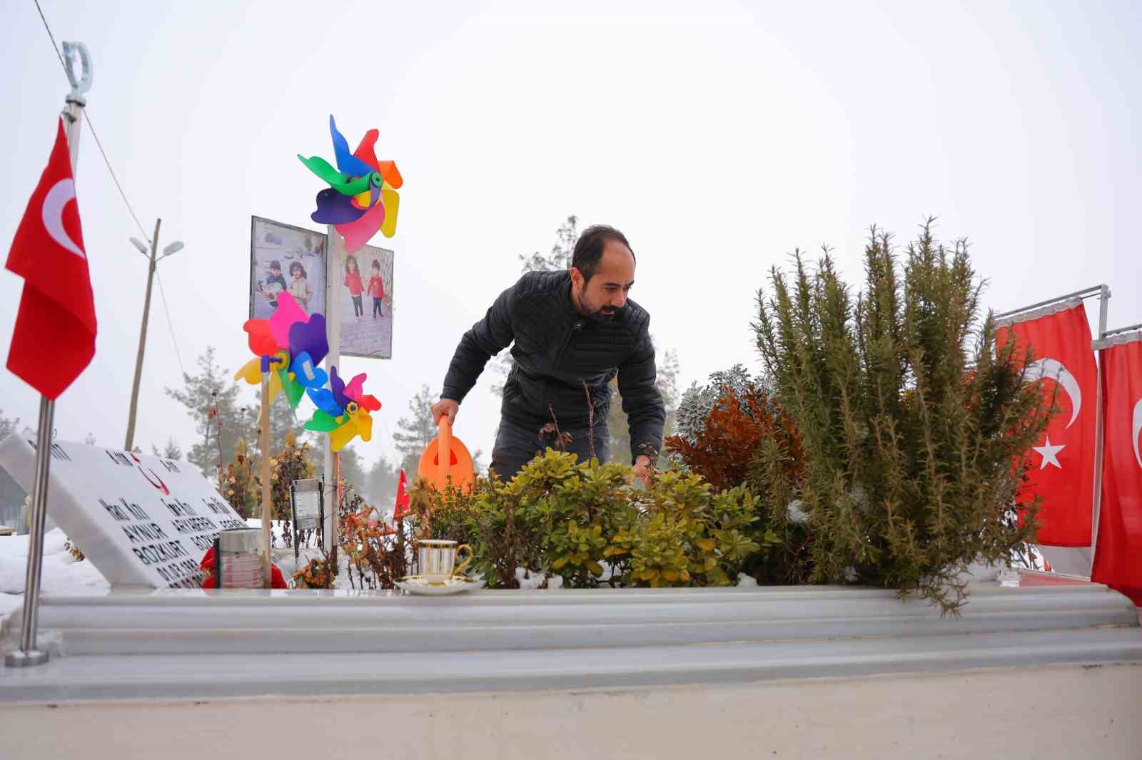Depremde eşi ve 2 çocuğunu kaybeden baba: "Bir acının bekçisi oldum, varken kıymet bilin"
