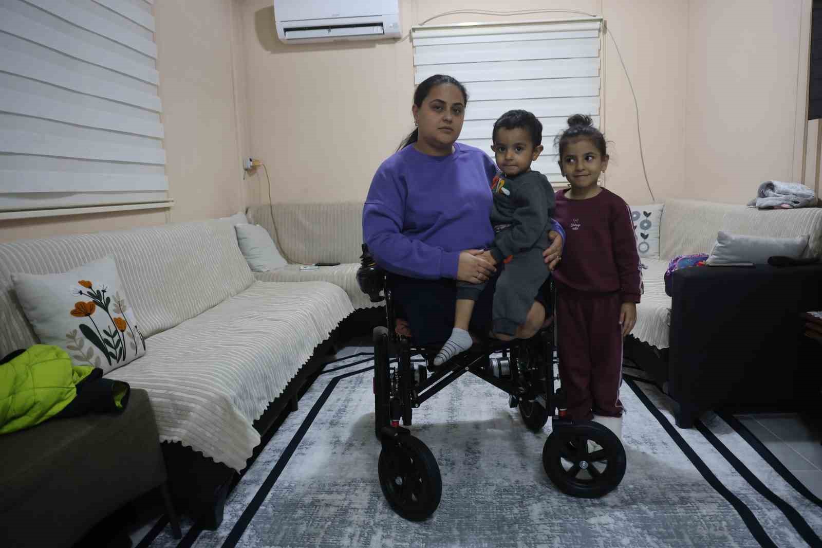 Depremde eşini, 2 çocuğunu ve bacaklarını kaybeden acılı anne, yaptığı alışverişin borcunu ödeyemeyince mahkemelik oldu
