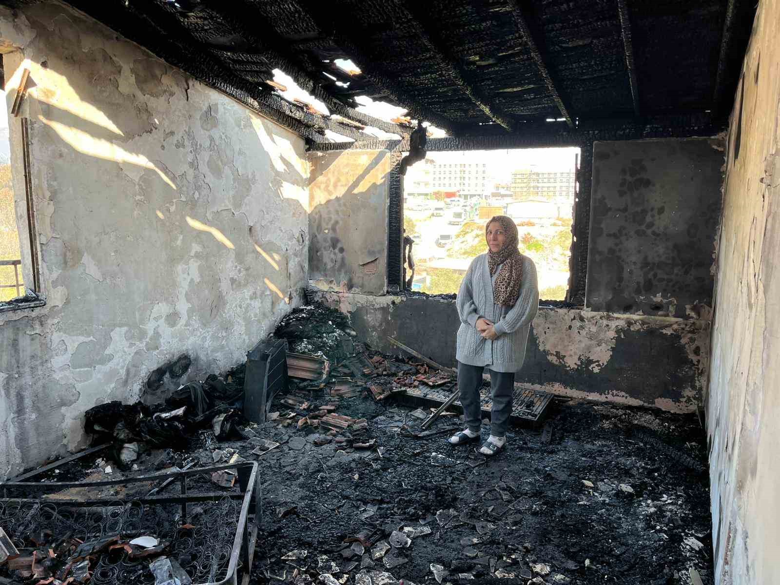 Depremde eşini ve evladını kaybeden kadın, ikinci kez felaketi yaşadığı yangında tüm birikimini ve yuvasını kaybetti
Depremde eşini ve evladını kaybeden kadın, ikinci kez felaketi yaşadığı yangında tüm birikimini ve yuvasını kaybetti