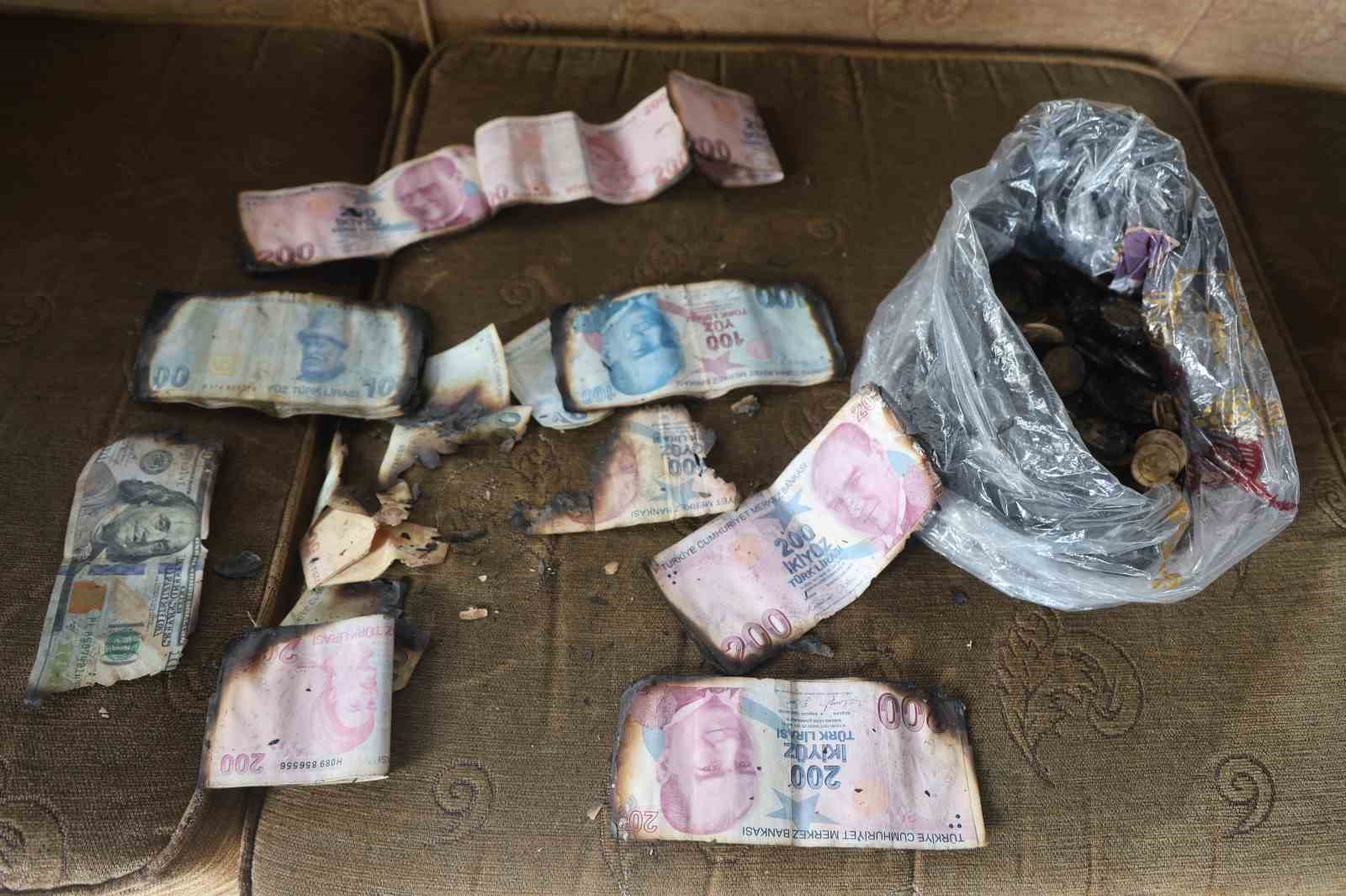 Depremde eşini ve evladını kaybeden kadın, ikinci kez felaketi yaşadığı yangında tüm birikimini ve yuvasını kaybetti
Depremde eşini ve evladını kaybeden kadın, ikinci kez felaketi yaşadığı yangında tüm birikimini ve yuvasını kaybetti