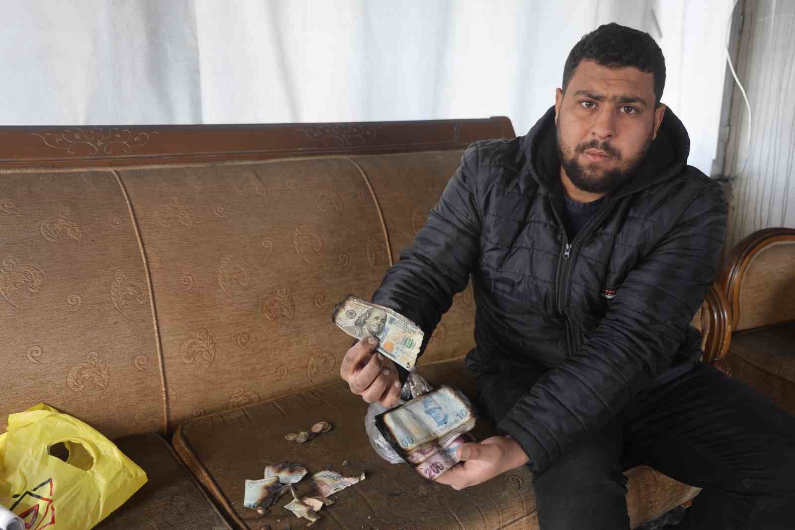 Depremde eşini ve evladını kaybeden kadın, ikinci kez felaketi yaşadığı yangında tüm birikimini ve yuvasını kaybetti
Depremde eşini ve evladını kaybeden kadın, ikinci kez felaketi yaşadığı yangında tüm birikimini ve yuvasını kaybetti