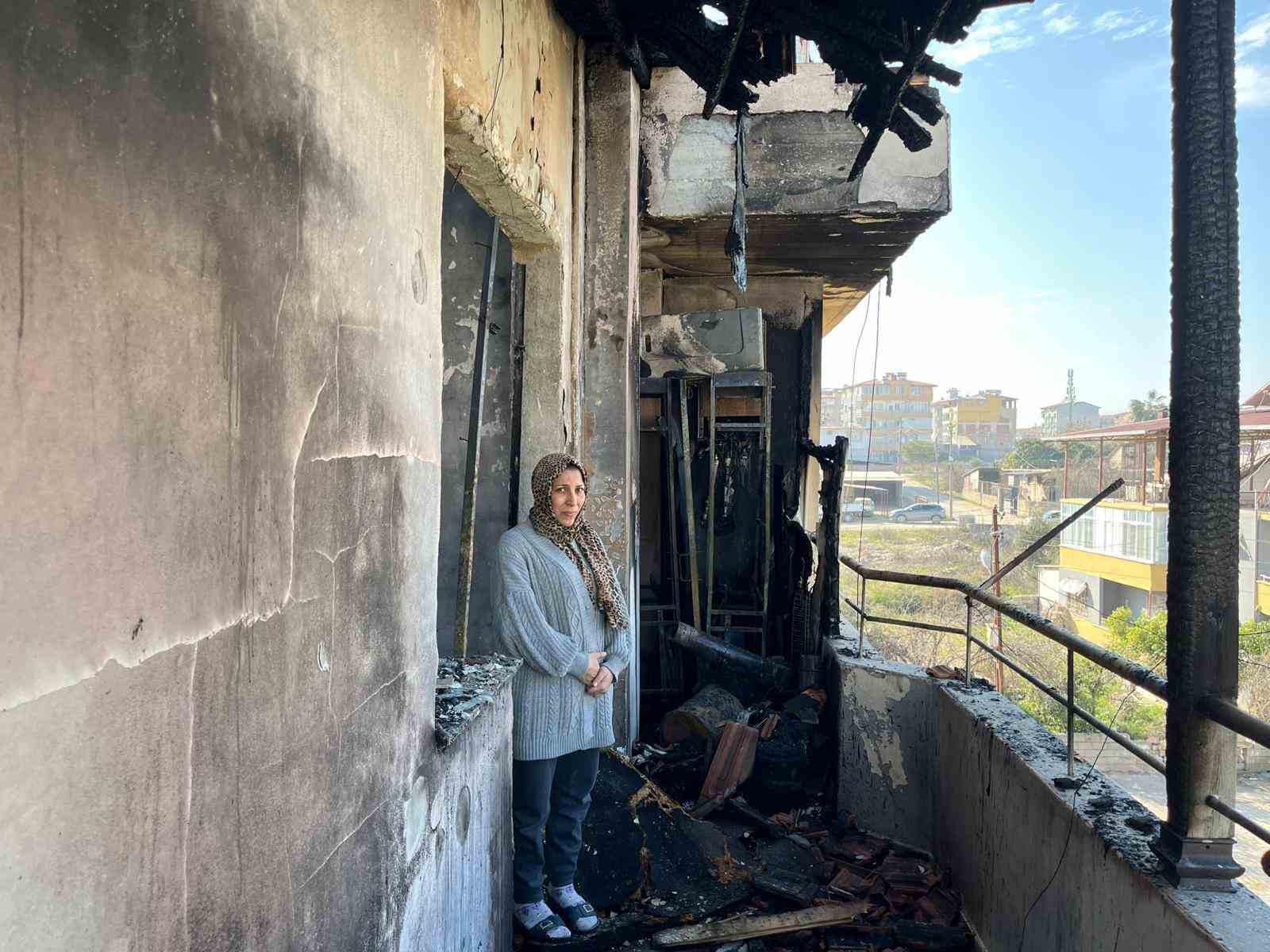 Depremde eşini ve evladını kaybeden kadın, ikinci kez felaketi yaşadığı yangında tüm birikimini ve yuvasını kaybetti
Depremde eşini ve evladını kaybeden kadın, ikinci kez felaketi yaşadığı yangında tüm birikimini ve yuvasını kaybetti