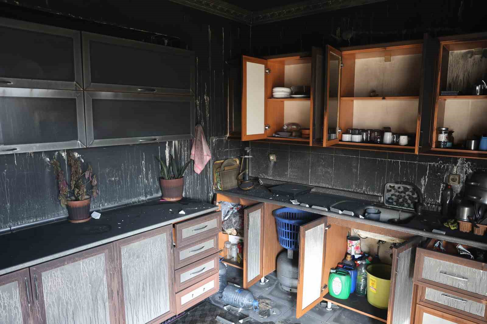 Depremde eşini ve evladını kaybeden kadın, ikinci kez felaketi yaşadığı yangında tüm birikimini ve yuvasını kaybetti
Depremde eşini ve evladını kaybeden kadın, ikinci kez felaketi yaşadığı yangında tüm birikimini ve yuvasını kaybetti