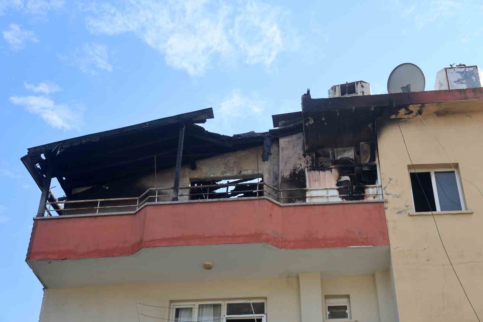 Depremde eşini ve evladını kaybeden kadın, ikinci kez felaketi yaşadığı yangında tüm birikimini ve yuvasını kaybetti
Depremde eşini ve evladını kaybeden kadın, ikinci kez felaketi yaşadığı yangında tüm birikimini ve yuvasını kaybetti