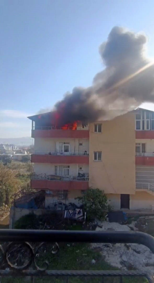 Depremde eşini ve evladını kaybeden kadın, ikinci kez felaketi yaşadığı yangında tüm birikimini ve yuvasını kaybetti
Depremde eşini ve evladını kaybeden kadın, ikinci kez felaketi yaşadığı yangında tüm birikimini ve yuvasını kaybetti