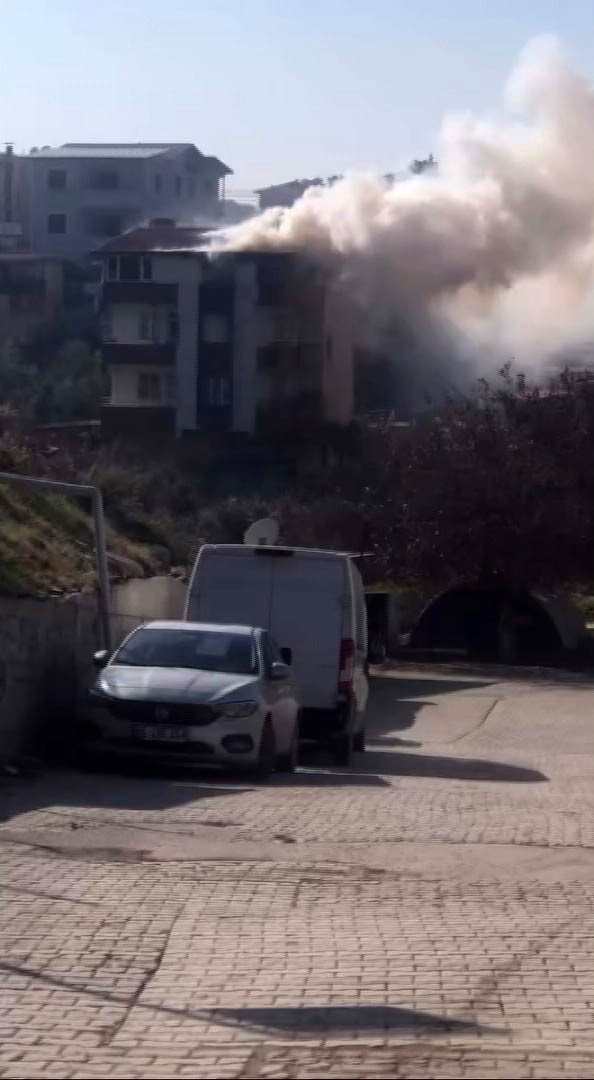 Depremde eşini ve evladını kaybeden kadın, ikinci kez felaketi yaşadığı yangında tüm birikimini ve yuvasını kaybetti
Depremde eşini ve evladını kaybeden kadın, ikinci kez felaketi yaşadığı yangında tüm birikimini ve yuvasını kaybetti