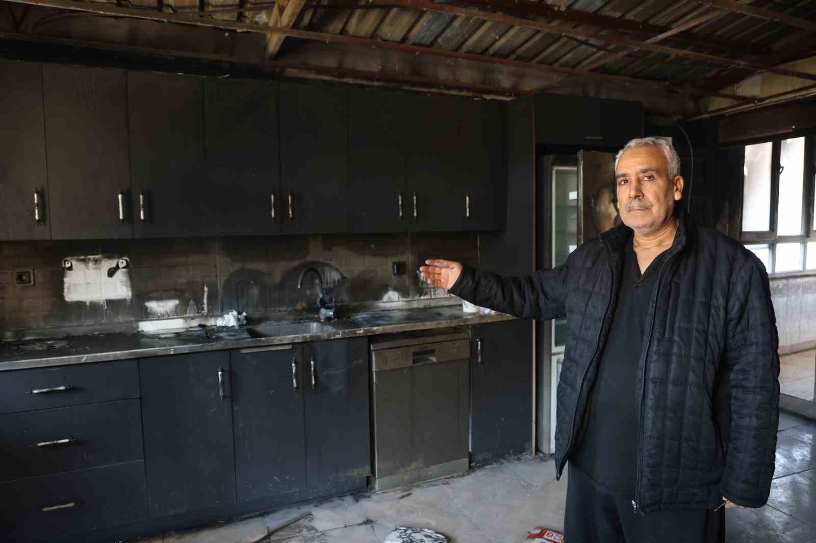 Depremde evi yıkılan aile yangınla ikinci kez yuvasız kaldı
