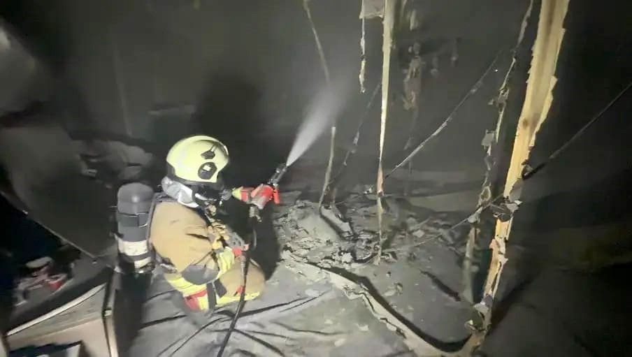 Depremde evi yıkılan aile yangınla ikinci kez yuvasız kaldı
